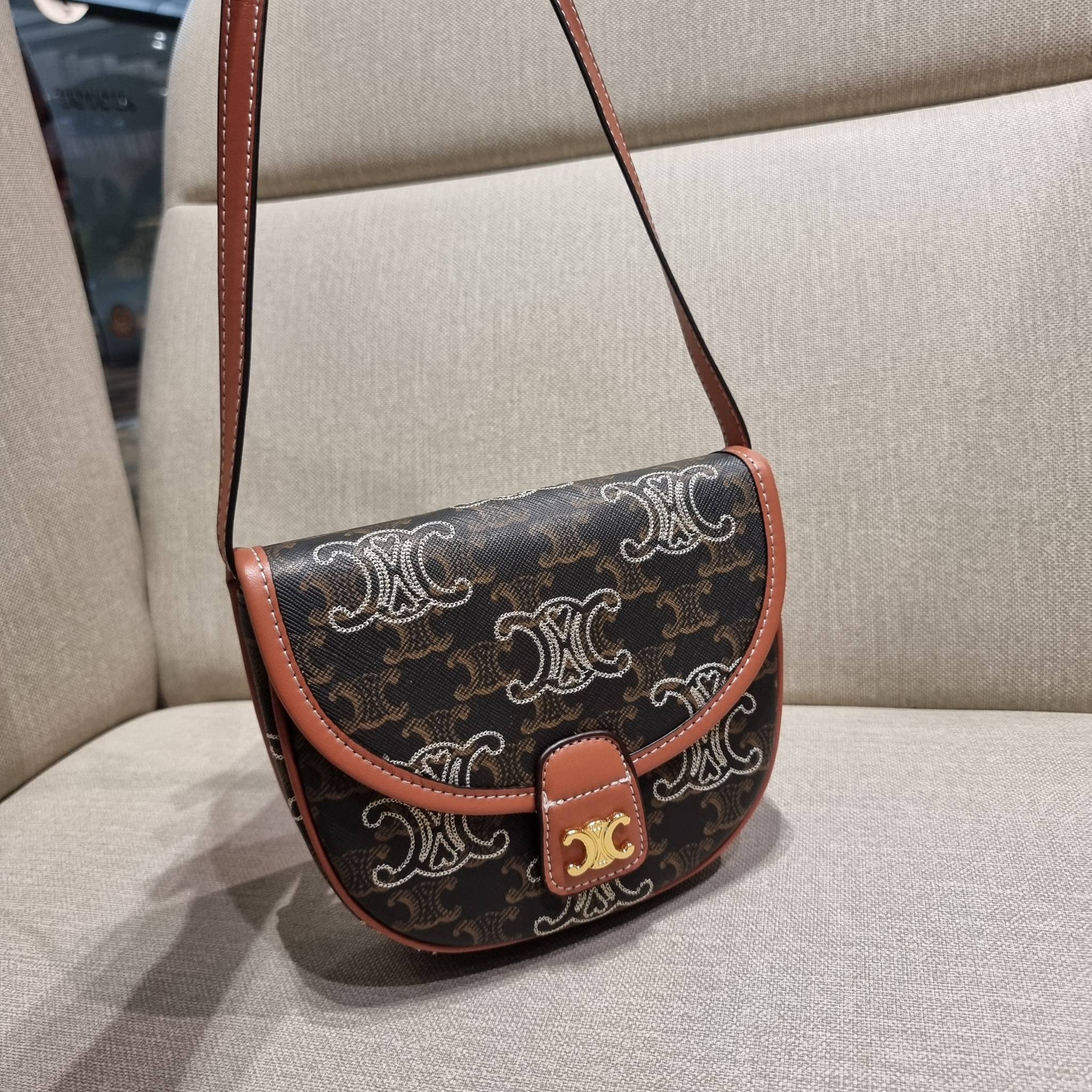VIP 🥂 CELINE MINI BESACE IN TRIOMPHE CANVAS WITH TRIOMPHE HEART EMBROIDERY ใหม่พร้อมเสิร์ฟแบบไม่ต้องรอใคร!! กับกระเป๋าสะพายข้าง ที่เห็นแล้วต้องรัก ด้วยรูปทรงที่คลาสสิคแฝงความหรู ขนาดกำลังน่าใช้ โลโก้ลายปัก ดีเทลเดินด้ายรูปหัวใจ คละรอบใบ วัสดุหนังแ