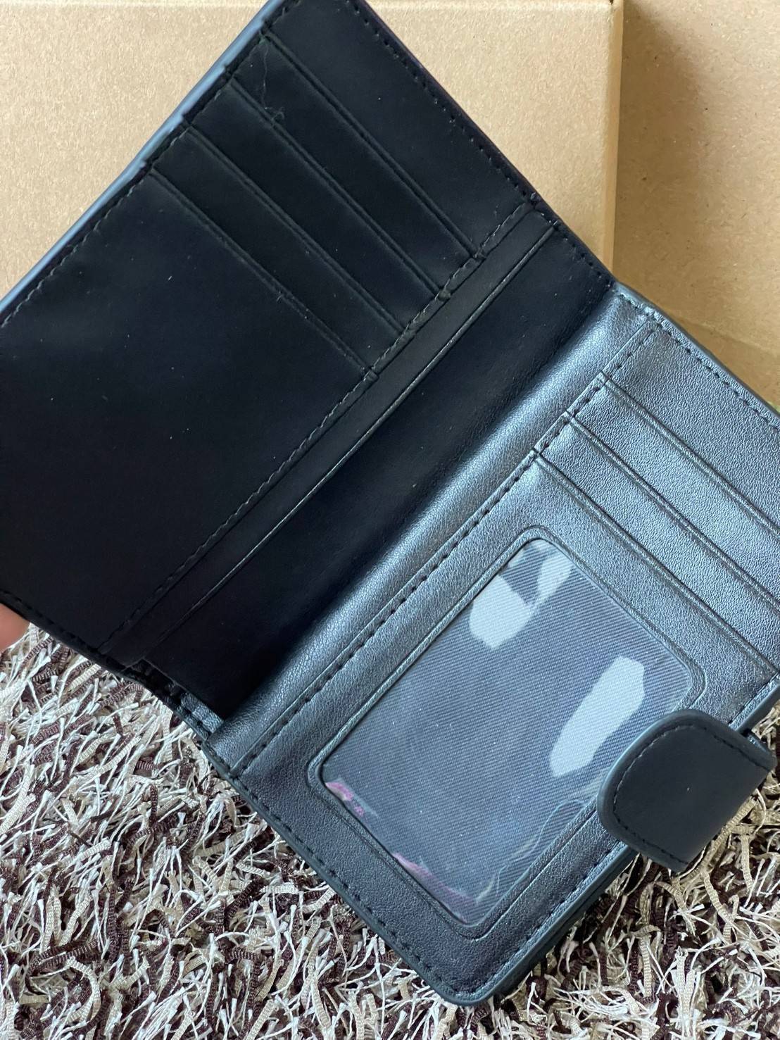 COACH MEDIUM CORNER ZIP WALLET กระเป๋าสตางค์ขนาดกลางที่ถือว่าเป็นไอเทม Must Have ของทุกเพศทุกวัยที่ต้องพกติดตัวไว้ตลอดเวลา เพราะนอกจากจะช่วยจัดเก็บเงิน บัตรประชาชน บัตรเครดิตและต่าง ๆ ให้เป็นระเบียบเรียบร้อยยังต้องคำนึงถึงประโยชน์ใช้สอยร่วมด้วย กระเป๋าสตา