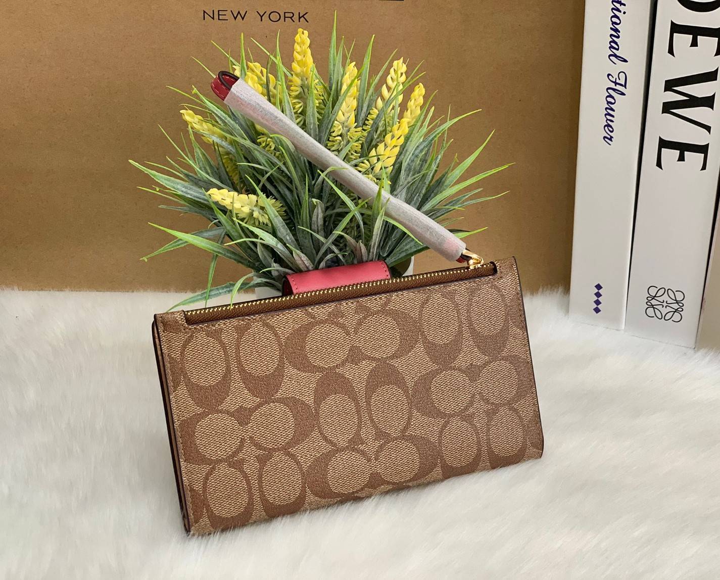 พร้อมส่งครบ 5 สี กระเป๋าสตางค์ที่สาวๆต้องมีติดตัวค่าา😘 COACH TECH WALLET IN COLORBLOCK SIGNATURE ((C2874)) ✔️กระเป๋าเงินใบยาว หนังแท้ พร้อมสายคล้องมือในตัวค่ะ ✔️เปิดปิดด้านหน้าแบบฝากระดุม ภายในมีช่องใส่ธนบัตร2ช่อง ;สามารถใส่มือถือ ip