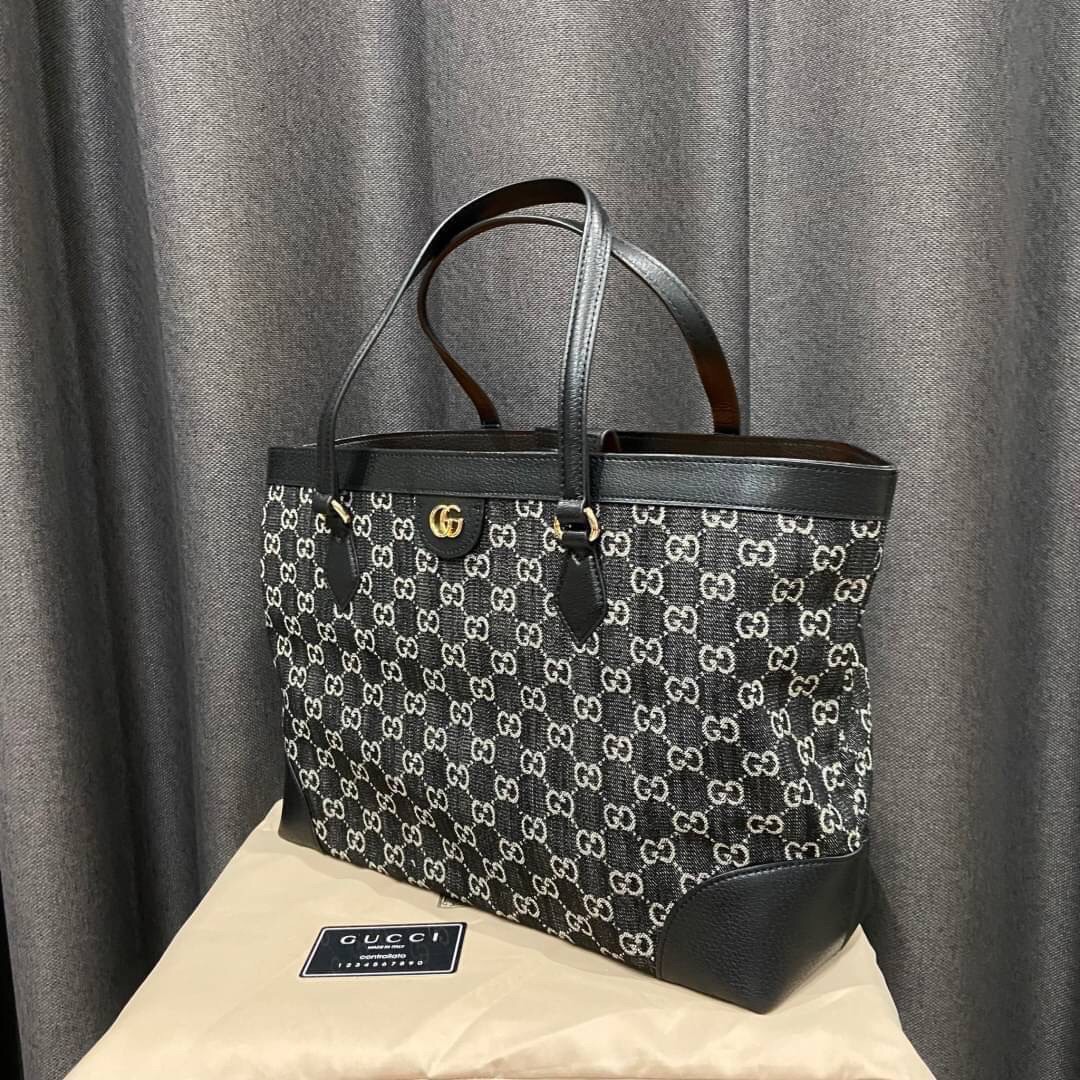 GUCCI Ophidia medium tote with Web / GUCCI Shopping Bag เกรดออริจินอล กระเป๋าสะพายทางโท้ทใบใหญ่ ดีไซส์ร่วมสมัยลวดลาย GG โมโนแกรมที่นำเสนอพร้อมความรู้สึกร่วมสมัยผ่านการใช้ผ้าเดนิมสีดำและสีขาวงาช้าง ภาพถ่ายจากงานขายจริง ใช้งานต่างประเทศได้
