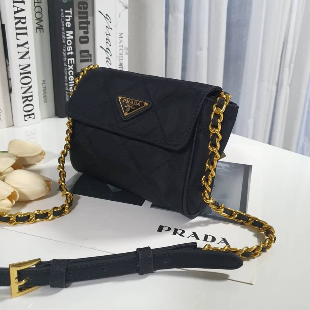 PRADA SHOULDER BAG ส่งตรงจากเคาเตอร์ต่างประเทศ นานๆจะมาทีคะ **ขนาดมินิปุ๊กปิ๊ก กับแบรนด์ Prada เก๋ ไม่ซ้ำใครแน่นอนคะรุ่นนี้ เปิดปิดด้วยกระดุมแม่เหล็ก ภายในบุผ้าแบรนด์ และ มีป้ายโลหะแบรนด์ **อะไหล่ทองเข้มทั้งใบ สามารถใส่Iphone11+ ได้ งานน่ารัก ราคาดี้ดีแบบ