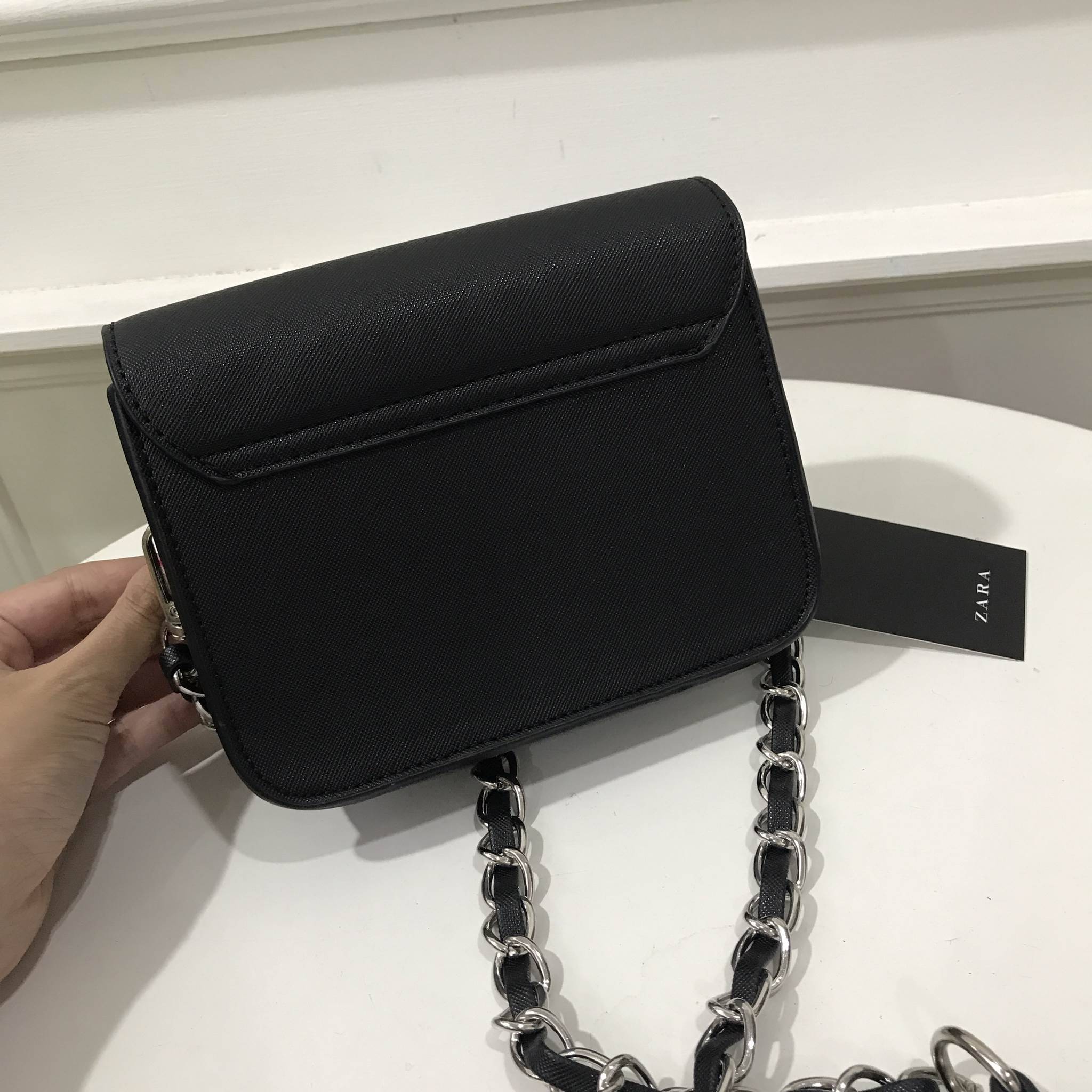 New Zara cross body with 2 straps กระเป๋าสายสะพายเก๋ช่วงนี้ต้องมานะคะ ใบนี้คุ้มสุดๆซื้อหนึ่งเหมือนได้สองใบค่ะ ตัวกระเป๋าขนาดกะทัดรัดสามารถใส่ iphone 7plus ได้ค่ะ มีสายมาให้ถึงสองสายคือสายธรรมดาสีเดียวกับตัวกระเป๋าค่ะ หากวันไหนอยากเพิ่มความแซ่บให้เปลี่ยนมา