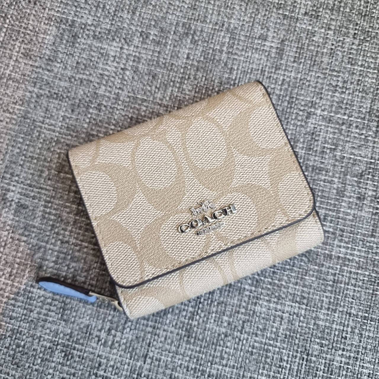 OUTLET 】COACH F41302 SMALL TRIFOLD WALLET IN SIGNATURE CANVAS สวยคลาสสิค พกพาง่าย ใบเล็กน่ารักน่าใช้ ต้องยกให้ใบนี้จ้า 💗💋 ตอบโจทย์คนชอบพกน้อยที่สุด!! กระเป๋าสตางค์ใบสั้นหนังแคนวาสเคลือบคุณภาพดี ภายในเป็นหนังแท้ ใส่บัตร ใส่ธนบัตรได้ทุกชนิด 