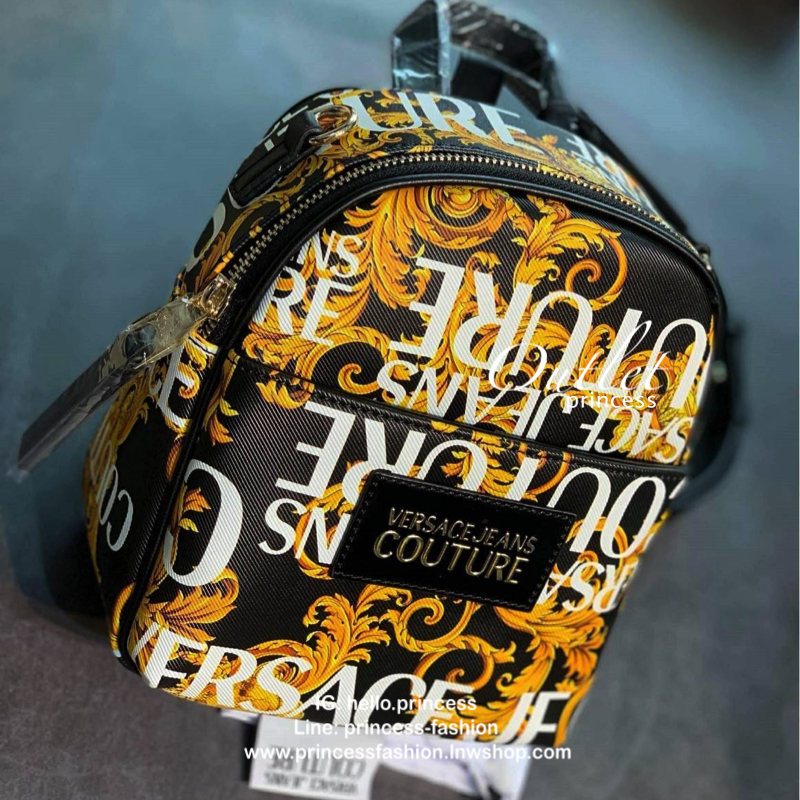 VERSACE JEANS MINI BACKPACK กระเป๋าสะพายเป้จากแบรนด์ดัง วัสดุ Saffiano PVC คุณภาพดี นิ่ม ด้านหน้าประดับด้วยโลโก้แบรนด์สวยโดดเด่น เปิดปิดกระเป๋าด้วยซิปสะดวกใช้ ด้านในโล่งกว้างมีช่องซิปและช่องเล็กสำหรับใส่ของ ด้านหน้ามีช่องซิปอีกหนึ่งช่องใช้งาน รุ่นนี้สามาร