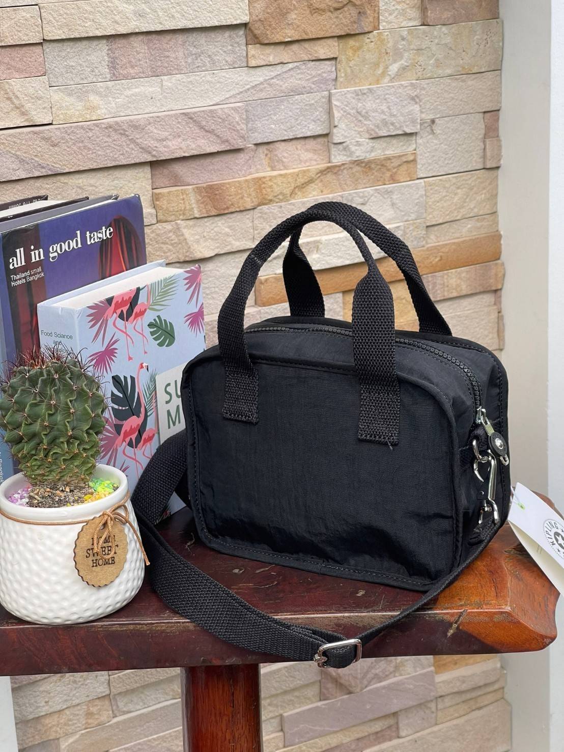 Kipling Kirsty Small Handbag (KI6275) กระเป๋าถือหรือสะพายทรงcrossbody จากคอลเลคชั่นใหม่ล่าสุด ที่เน้นฟังก์ชั่นแบบไม่ซับซ้อน สีสันเรัยบง่ายเข้าได้กับสีเสื้อผ้าได้ดี สามารถใส่ของที่จำเป็นสำหรับผู้หญิงได้แทบทุกอย่างไม่ว่าจะเป็น มือถือ กระเป๋าสตางค์หรือเครื่อ