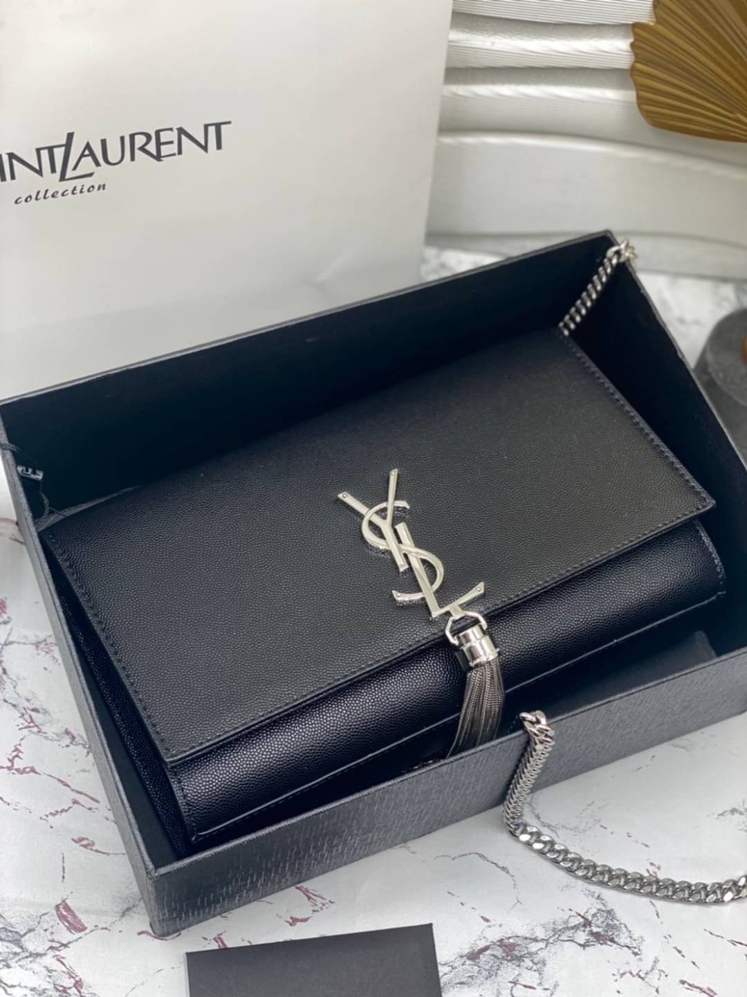 YSL kate medium chain bag in grain de poudre embossed leather 24cm กระเป๋าสะพายแบรนด์หรู รุ่นฮิตลอดกาล งานสวยดูดีมีระดับ ปั้มทุกจุด ขนาดกระทัดรัดกำลังดี มาพร้อมาสะพายโซ่ยาว เลื่อนปรับเป็น 2 แถว เพื่อสะพายเป็นสายสั้นได้ ด้านในโล่งกว้าง ใส่กระเป๋าสตางค์ใบยา