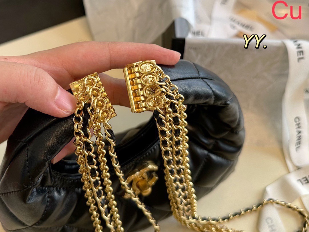 CHANEL Mini Hobo Bag น่ารักแบบตะโกนมาจ้าแม่ กระเป๋ามินิทรงโฮโบ บอกเลยว่าใบนี้สวยและโดดเด่นมาก ด้วยสายโซ่สีทองอร่ามมาแบบมัดรวม เพิ่มกิมมิกแบบถือด้วยตัวล็อกปิดอะไหล่สีทอง จะถือก็ Cute จะสพายก็ปัง เอาอยู่เลยค่า สาวๆ ห้ามพลาดเชียวน้าา