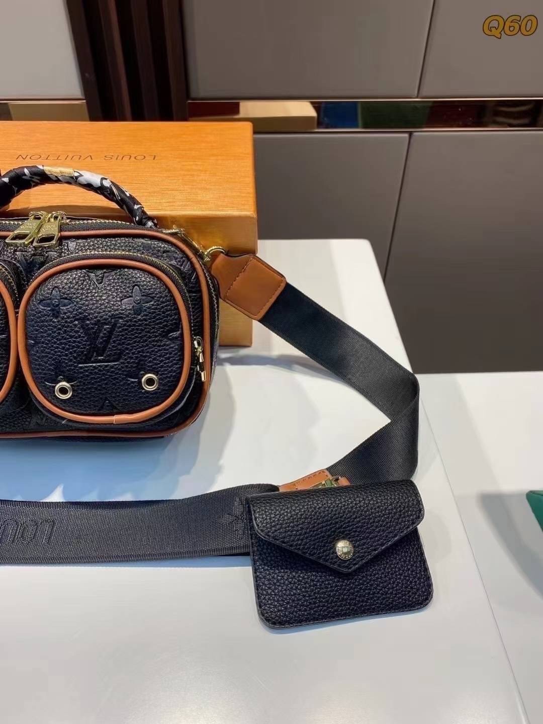 LV UTILITY CROSSBODY Monogram coated canvas ภาพถ่ายจากงานขายจริง ใช้งานต่างประเทศได้