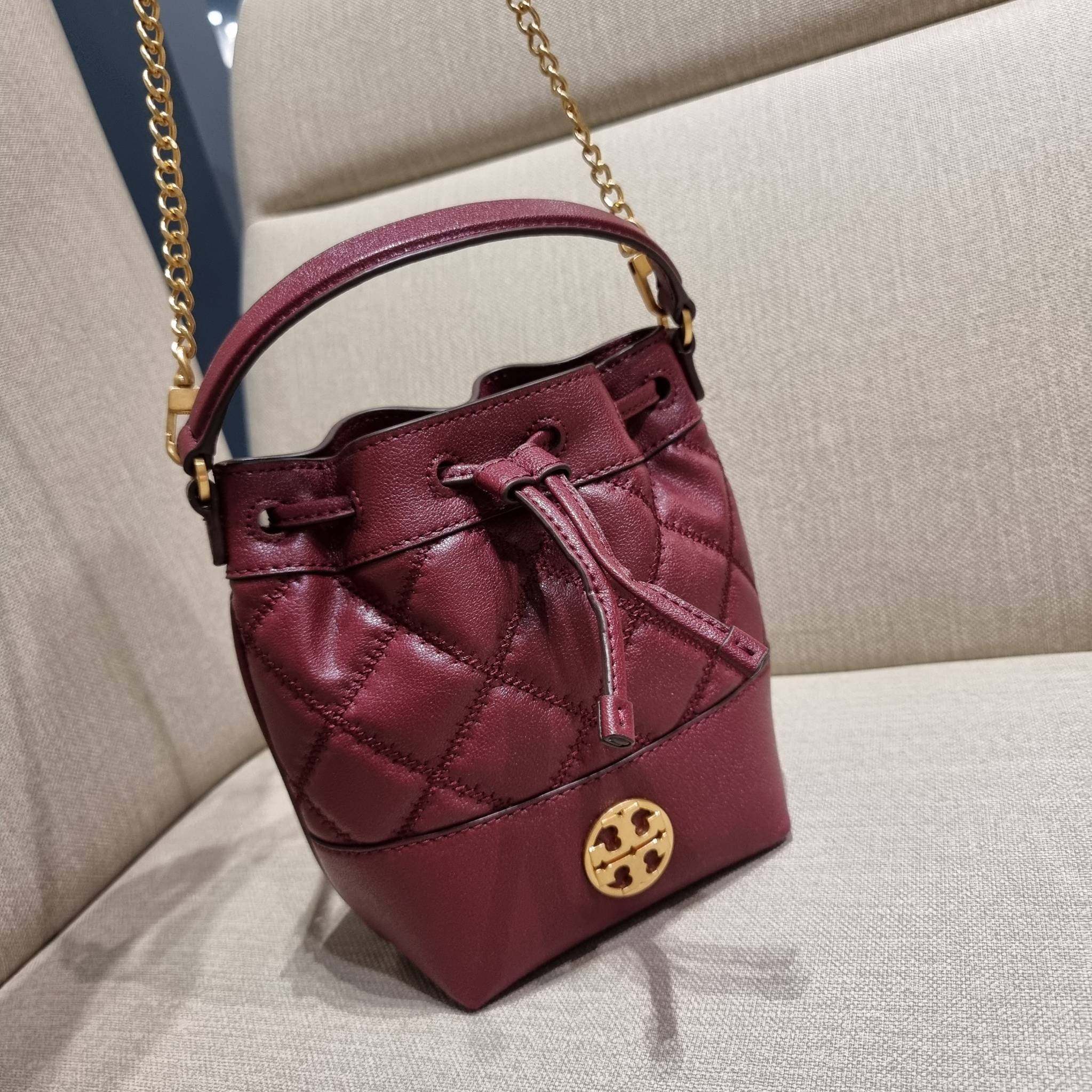 TORY BURCH WILLA MINI BUCKET BAG NEW ARRIVAL สุดปัง กระเป๋าสะพายทรงบัคเก็ต สวยผู้ดี โดดเด่นด้วยโลโก้สีทองดูหรู อัพลุคผู้ดี๊ผู้ดี วัสดุหนังแท้ ดีไซน์บุนวม เส้นคมดีเทลหรู เปิด-ปิดหนังรูดปากกระเป๋า มีหูหิ้วในตัว คล้องแขนเก๋ๆ ภายในเป็นช่องโล่ง มีช่องย่อย ใส่ข