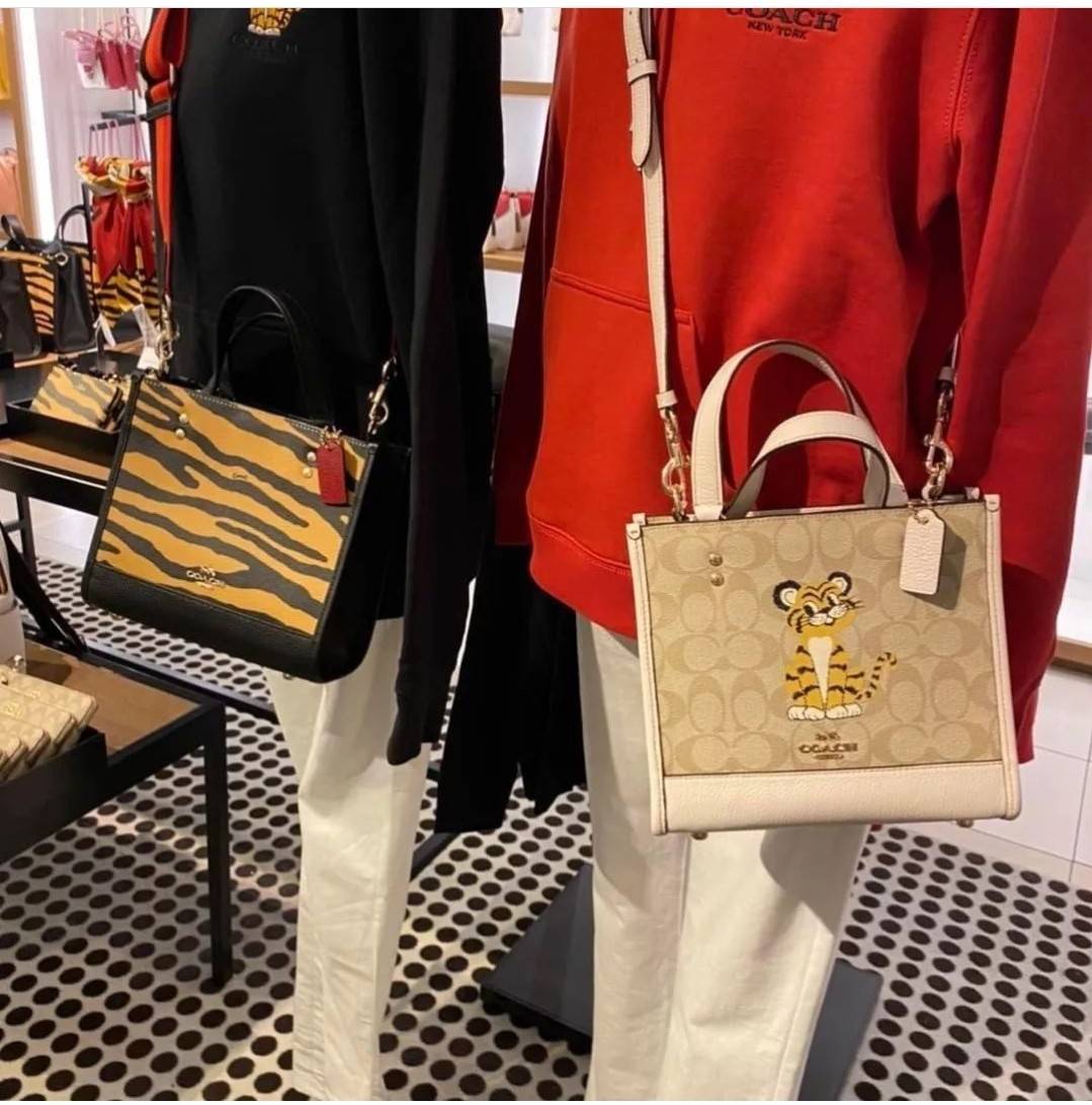 COACH C7001 DEMPSEY TOTE 22 IN SIGNATURE CANVAS WITH TIGER 🐯🐯 คอลเลคชั่นฉลองปีเสือต้องมาจ้า กับรุ่นคลาสสิค กระเป๋าทรงโท้ท ขนาดน่ารักน่าใช้มากๆ ดีไซน์น้องเสือจิ้มลิ้มดึงดูดสายตามากๆ ฟังก์ชั่นการใช้งานสะดวก มีทั้งสายคล้องในตัว และสายครอสบอดี