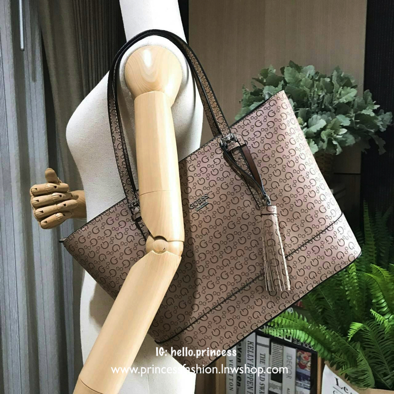 GUESS SINGNATURE SHOPPER BAG (SIZE L) กระเป๋าสะพายรุ่นใหม่ล่าสุดจาก GUESS FACTORY หนังสวยอยู่ทรงปั้มลาย Singnature Brand รอบใบ ด้านหน้าประดับโลโก้แบรนด์ ด้านหลังมีช่องใส่ของ หูหิ้วสะพายไหล่ได้สามารถเลื่อนปรับระดับได้ พร้อมประดับพู่หนังห้อยที่หูกระเป๋าดูมี