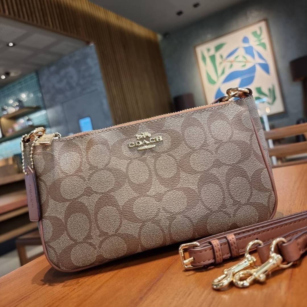 COACH F58321 TOP HANDLE POUCH อีกรุ่นฆ่าไม่ตาย!! 😎 ขายดีขายหมด ขายรวยขายปังๆ!! กระเป๋าพอชจากโค้ช ทรงใช้งานง่าย สะดวก กะทัดรัด วัสดุหนังแคนวาสเคลือบคุณภาพดี มาพร้อมสายคล้องในตัว และสายสะพาย crossbody ปรับเปลี่ยนได้ตามสไตล์ อีกหนึ่งไอเท็มที่สาวๆต้อง