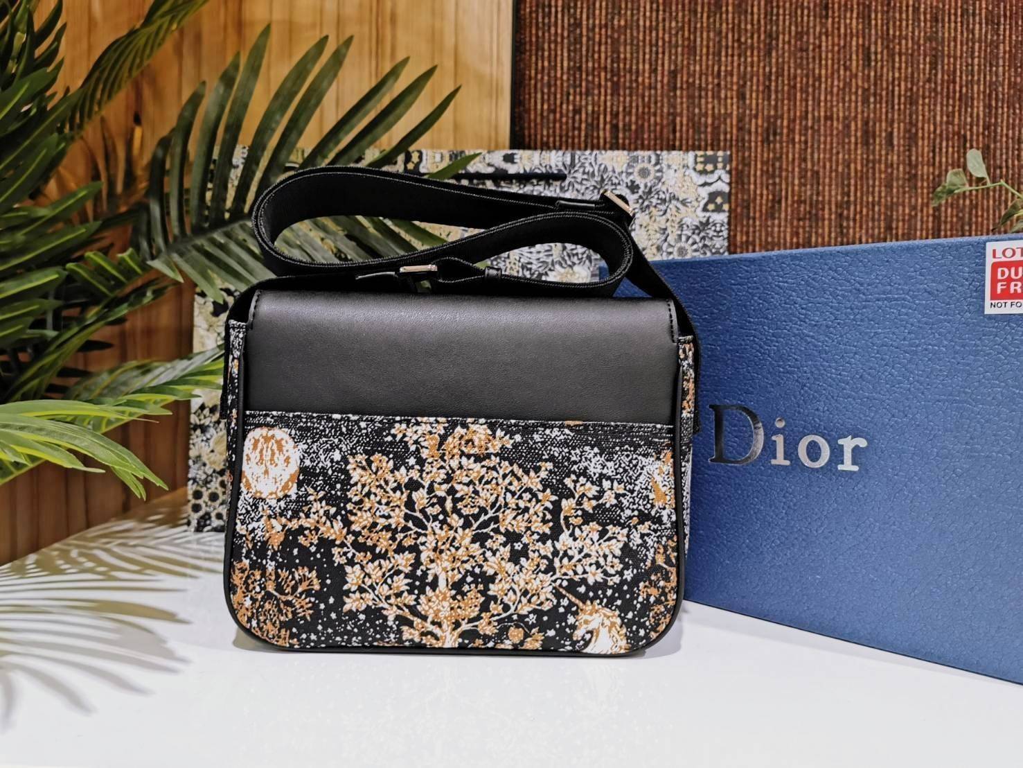 CHRISTIAN DIOR MESSENGER BAG GIFT WITH PURCHASE (GWP) พรีเมี่ยมกิ้ฟรุ่น Limited จาก DIOR DUTYFREE COUNTER ดีไซน์ทรงสี่เหลี่ยมขึ้นลาย Dior สวยหรูดูดีโดดเด่นเป็นเอกลักษณ์ เปิดปิดด้วยฝาปิดกระดุมแม่เหล็ก ภายในโล่งมีโลโก้และช่องซิปใส่มือถือ กระเป๋าสตางค์ยาว ขอ