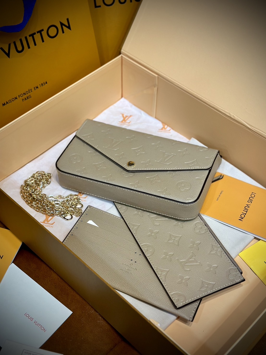 LV Felicie Pochette Monogram Empreinte Leather กระเป๋าทรงพอช มัลติฟังชั่น ครบทุกการใช้งาน สวยงามเหนือกาลเวลา มีใบนี้ใบเดียวคุ้มสุดเลยค่ะ