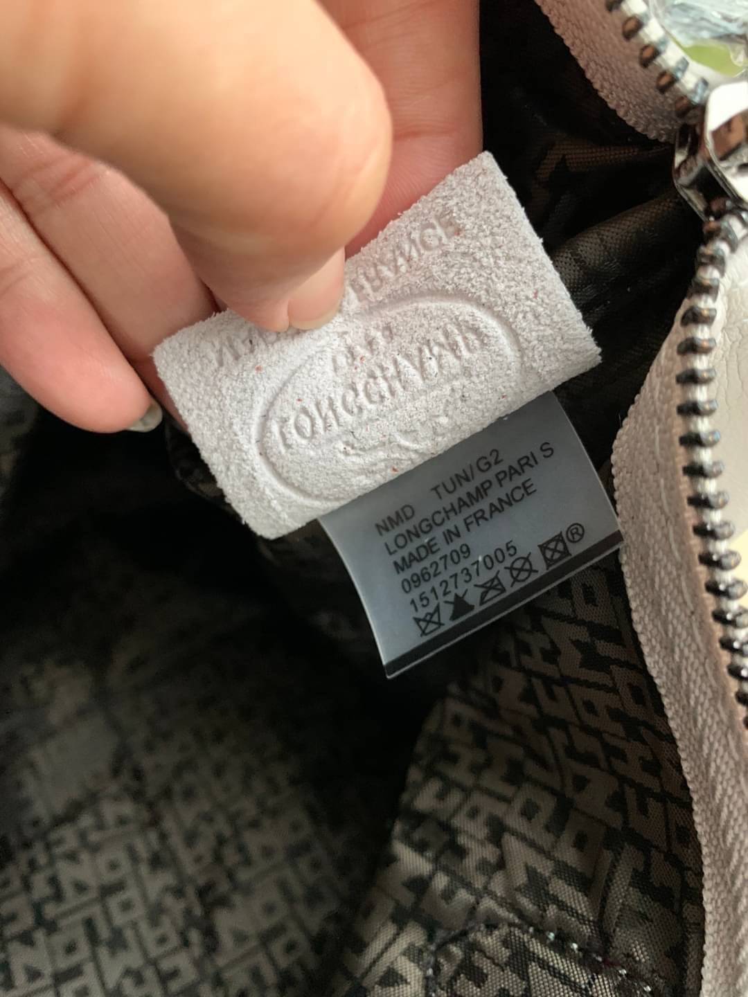 Longchamp LE PLIAGE CUIR TOP HANDLE BAG S เรียกว่าเป็นกระเป๋าอีกหนึ่งรุ่นที่ไม่ว่ายังไงก็ฮอตฮิตและติดเทรนด์ตลอดไม่เคยเปลี่ยนกับ ทรง Le Pliage Cuir หนึ่งในตระกูลกระเป๋าสุดไอคอนิกจากแบรนด์ เมื่อรุ่น Le Pliage Cuir ในรูปแบบของหนังแกะ Metis ได้ถือกำเนิดขึ้นใน