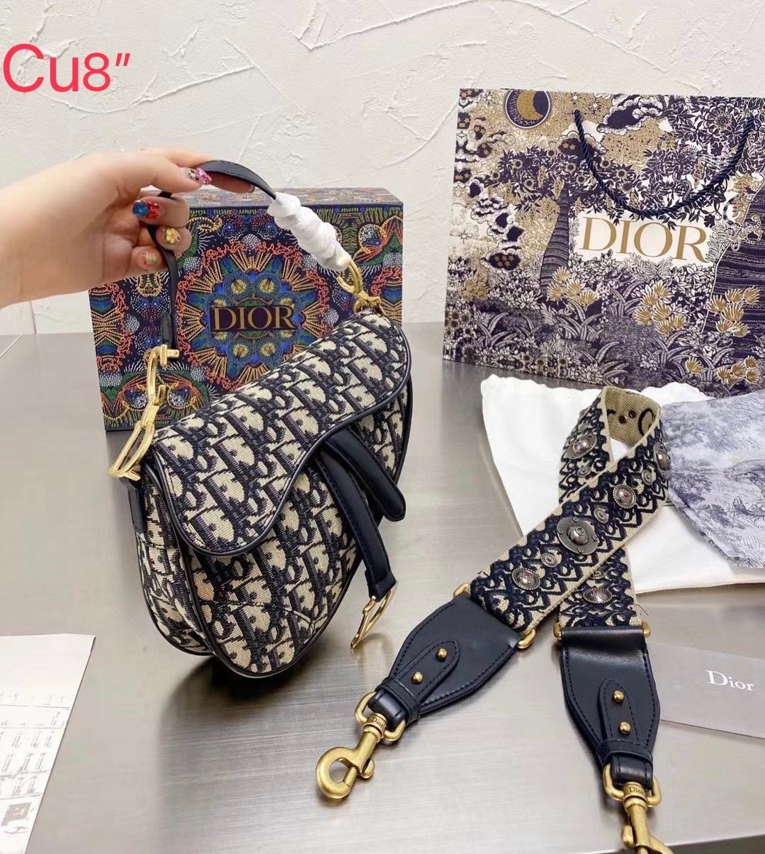 DIOR Mini Saddle Bag with Strap **รอบราคาพิเศษ** มาพร้อมสายครอสบอดี้สุดคุ้ม กระเป๋ารุ่นยอดนิยม งานผ้าแจ็คการ์ดลาย Oblique ลูกเล่นห้อยด้วยตัวอักษร D ตรงหูหิ้วมีกิมมิค CD สีทอง