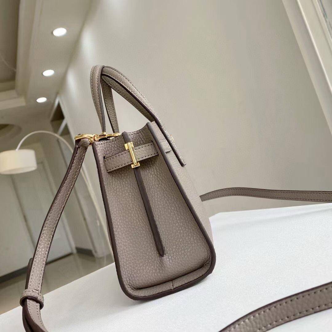 ของแท้ 💯% 】Tory walker Micro Satchel กระเป๋าถือหรือสะพายไหล่ วัสดุหนังแท้ ด้านหน้าประดับโลโก้แบรนด์ อะไหล่ทองสวยหรู