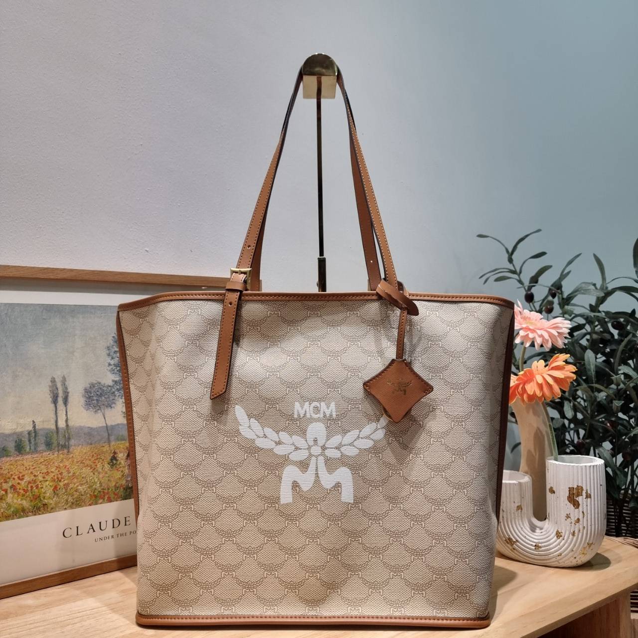 M.C.M MEDIUM HIMMEL SHOPPER IN LAURETOS กระเป๋าทรงโท้ทช้อปปิ้ง เรียบหรู คอลใหม่ พร้อมสีใหม่ ดีไซน์ละมุน น่าใช้มากๆ ก พิเศษสุดกับพวงหนังพร้อมห่วงกุญแจทึ่สามารถห้อยพวงกุญแจน่ารักๆได้