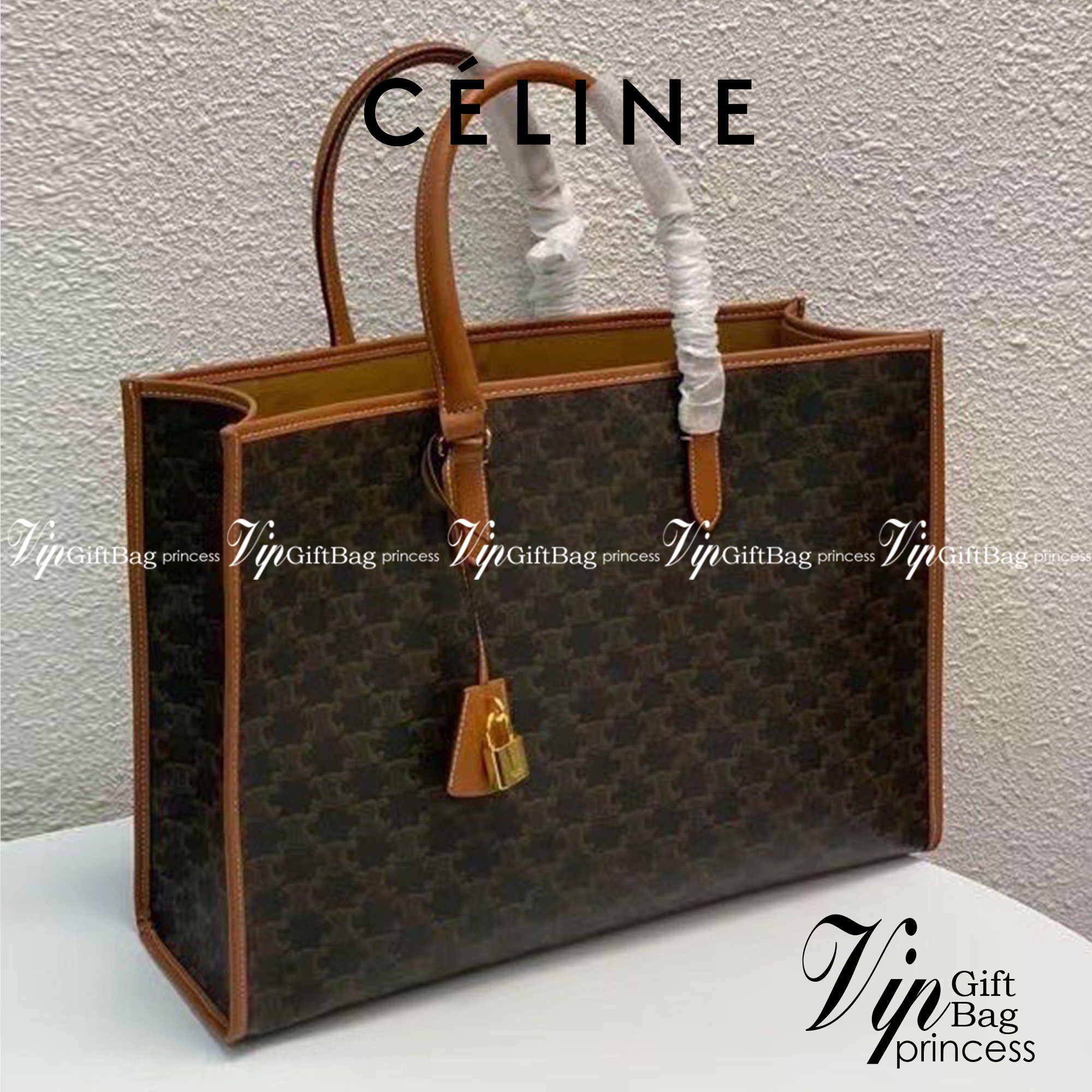 หนังแท้ CELINE HORIZONTAL CABAS IN TRIOMPHE CANVAS AND CALFSKIN / CELINE TOTE พร้อมส่งที่ไทย กระเป๋าโท้ทใบใหญ่ งานหนังแท้ CALFSKIN ทั้งใบ ใช้หนังเยอะมาก ราคานี้คุ้มมากค่ะ ภายในโล่งกว้าง จุของได้เยอะ ภาพสินค้าถ่ายจากงานขายจริง ใช้งานต่างประเทศได้