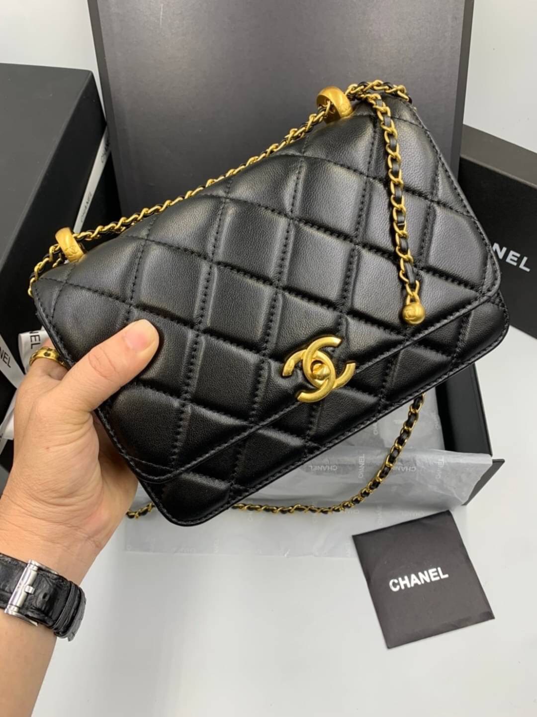 หนังแท้ VIP GIFT CHANEL CLASSIC CROSSBODY CHAIN IN BLACK BAG งานหนังแกะสีดำสุดคลาสสิก เรียบหรู มีกิมมิกน่ารักๆ หนังฟูทุกช่องสวยมากๆ อะไหล่สีทอง สวยสุดๆ เลยค่ะ