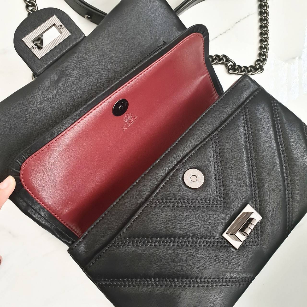 รุ่นขายดีเข้าเพิ่มค่า KEEP รุ่น coco chain handbag กระเป๋าทรงหรู รอบใหม่ ใช้หนัง Microfiber นิ่ม ฟู ตึงสวย ทนกว่าเดิมอยู่ทรง ใครชอบสไตล์นี้ห้ามพลาดนะคะ ใบนี้มีหูถือได้ ด้านในสีแดงสวย มีช่องแบ่งเก็บของหลายช่อง ด้านหลังมีช่องพิเศษสามารถใส่มือถือได้ค่ะ สายปร