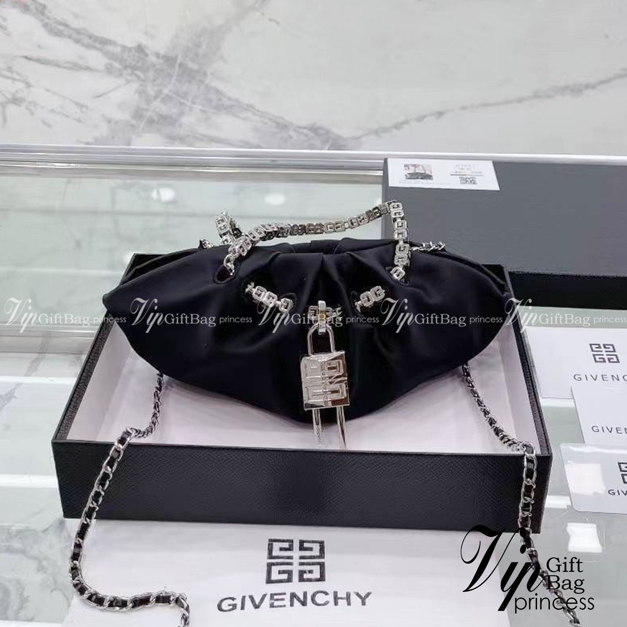 GIVENCHY Kenny shoulder bag สัมผัสกระเป๋าสุดไอคอนิก บอกเล่าเรื่องราวฉบับใหม่ของเเบรนด์ได้อย่างน่าหลงใหล Bag is recognizable from the signature '4G'