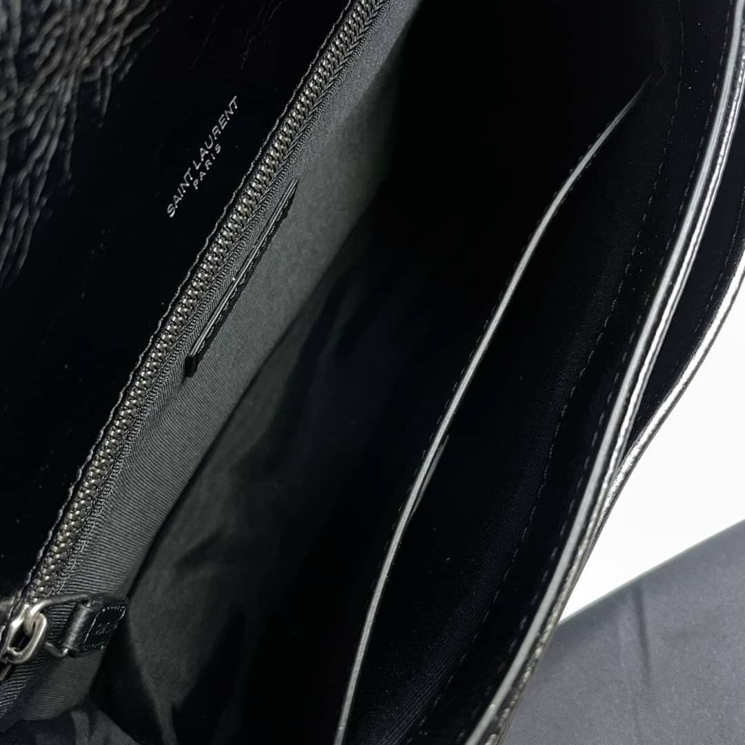 Saint Laurent Niki shoulder bag กระเป๋าสะพายรุ่นโดดเด่นด้วยโครงสร้างทำจากหนังวัว หนังมันเงา นิ่ม งานสวยมากๆ ค่ะ ด้านหน้าประดับโลโก้แบรนด์ และมีช่องสำหรับเก็บของที่หยิบใช้บ่อย ตอบโจทย์การใช้ชีวิตระหว่างวันได้ดีมากๆ สายสพายดีไซน์ได้หลายรูปแบบ แมทกับการแต่งต