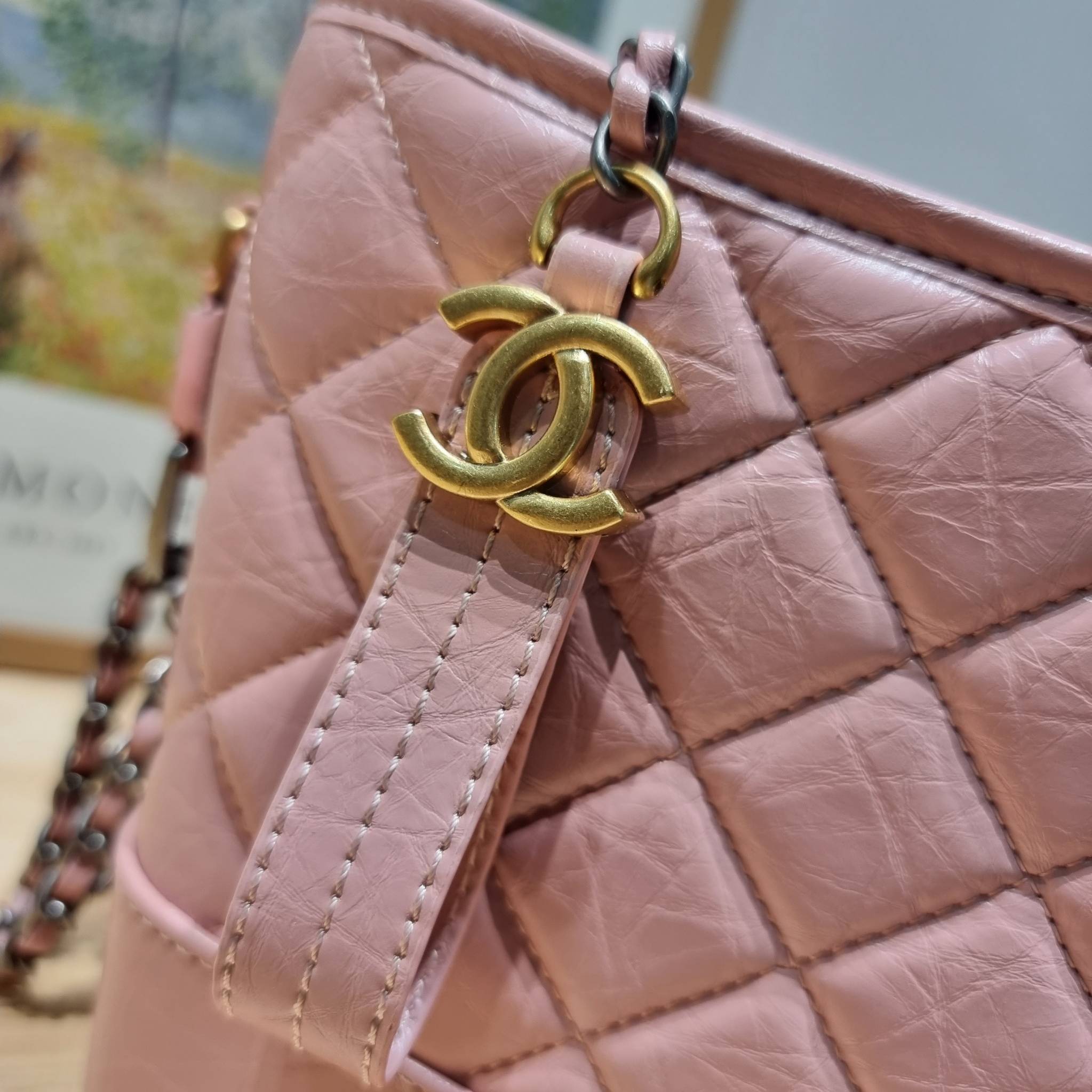 CHANEL Gabrielle Bag Medium สวยคลาสสิค No.1 ต้องยกให้ไอเท็มนี้เท่านั้น กับกระเป๋าสะพายซิกเนเจอร์ ดีไซน์ไม่เหมือนใคร เป็นเอกลักษณ์ ใช้งานได้หลากหลาย สะพายได้ไม่ซ้ำ