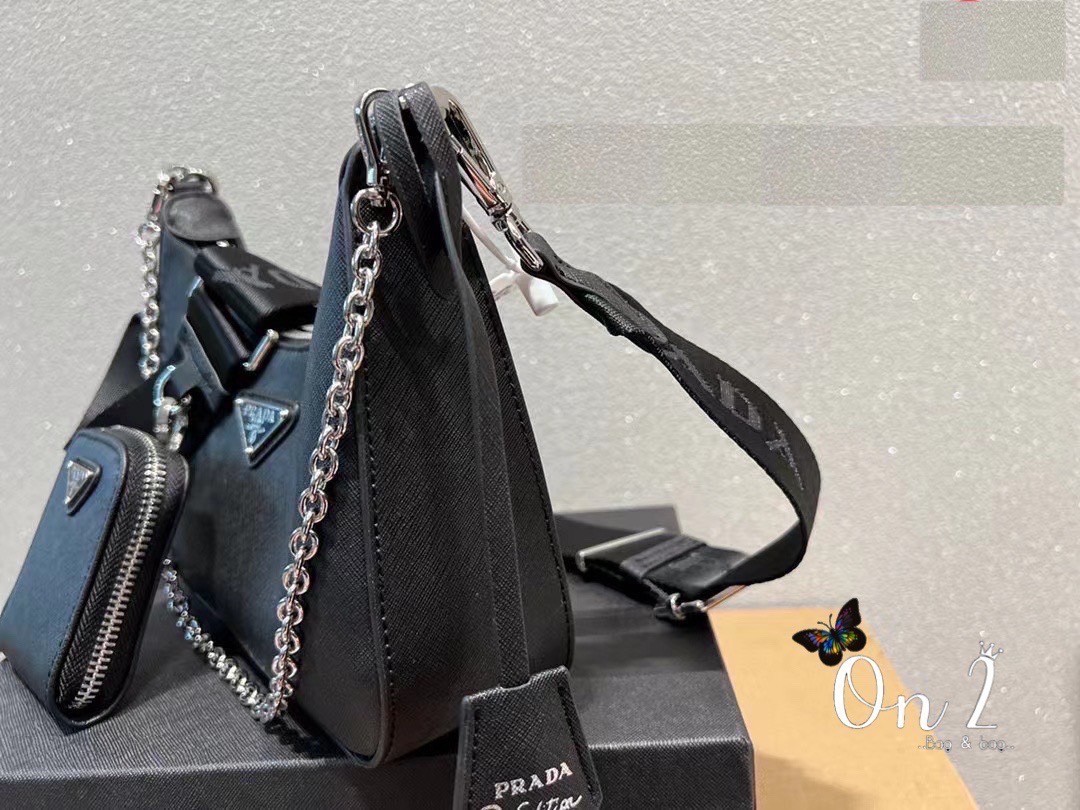 Prada Re-Edition 2005 Saffiano leather bag / PRADA COLLECTION SS22 🔥 HOTS ITEM มาเเรงสุดตอนนี้ น่ารักมากๆ สีพาสเทล สีสายฝอ มาแบบจัดเต็มมาก ถือเกร๋ๆคาเฟ่ต้องลงเเล้วล่ะเเม่ หรูหราเลยค่า ปังสุดดด