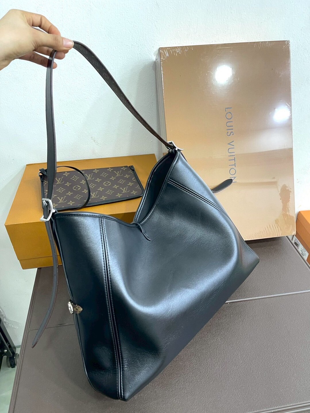 LV CarryAll Vibe MM ใหม่ล่าสุด กระเป๋าสะพายทรงโท้ทใบใหญ่ สวยหรูดีไซน์เรียบง่ายคลาสสิค ดูผู้ดี มาพร้อมใบลูกลายโมโนแกรมสุดไอคอนิก รูปทรงสวยตลอดกาล ใช้ได้กับทุกลุค ทุกโอกาส ภายในโล่งกว้างมาก ใส่ของสำคัญได้ครบแน่นอนจ้า