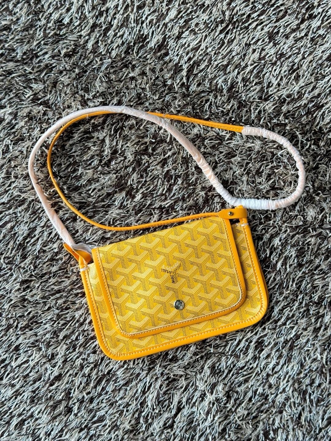 Goyard Plumet Rocket Wallet กระเป๋าสะพายใบเล็กกะทัดรัด ดีไซน์กระเป๋าสตางค์ มีช่องเพียงพอสำหรับใส่ธนบัตร เงินสด เอกสารต่าง ๆ