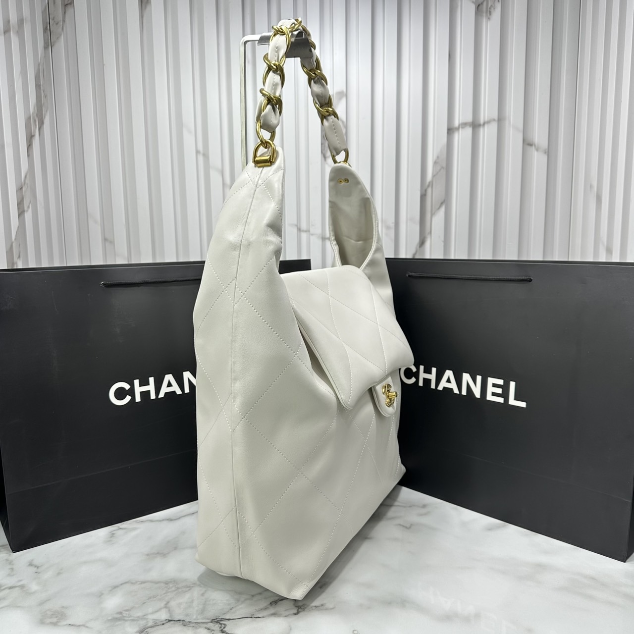 ORI หนังแท้ | CHANEL Large Hobo Bag กระเป๋าสะพายทรงโฮโบใบใหญ่ ภายในโล่งกว้างจุของได้เยอะ มาพร้อมใบเล็กสะดวกใช้งาน รุ่นใหม่สําหรับ Fall 2025