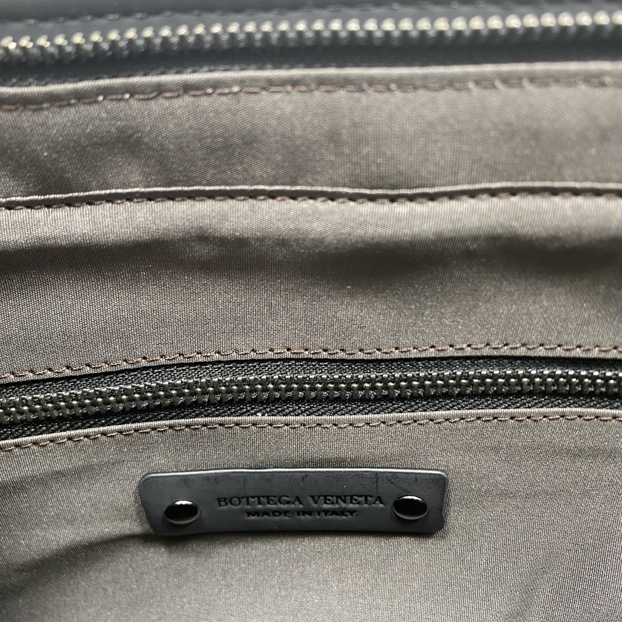 ORI หนังแท้ | Bottega Veneta Getaway Briefcase / Bottega Messenger Bag กระเป๋าใส่เอกสาร กระเป๋าทรงแมสเซ็นเจอร์ สวยเรียบหรูคลาสสิกเป็นเอกลักษณ์ โดดเด่นด้วยงานสานตาราง ดีไซน์เรียบง่าย แต่ดูแพง เหมาะสำหรับคนทำงานออฟฟิศมากๆ