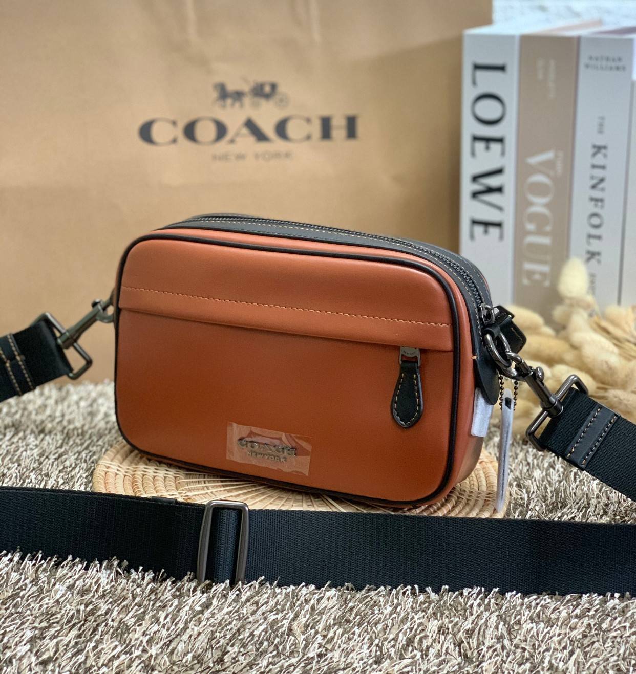 3สีเข้าใหม่งานคุณภาพอีกแล้วคับท่านน ทั้งสี ทั้งหนังสวยมากๆค่าา!! COACH GRAHAM CROSSBODY BAG ((39946)) พร้อมส่ง! กระเป๋าสะพายแบบครอสบอดี้ร์ ใช้ได้ทั้งชาย//หญิง หนังแท้อย่างดี เรียบหรูค่ะ ด้านหน้ามีช่องซิปซ่อนให้หนึ่งช่อง ช่องซิปหลักกว้าง ใส่ของจำเป็นได้ครบ