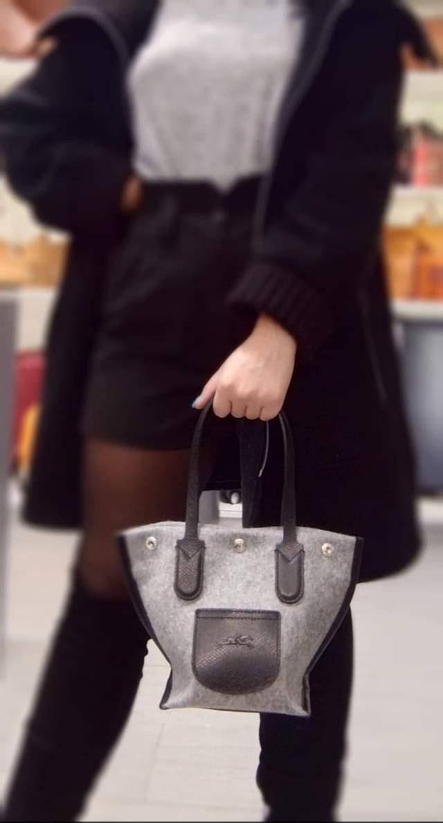 LONGCHAMP ROSEAU ESSENTIAL Shopping bag กระเป๋า Tote วัสดุผ้าขนสัตว์ ซับในผ้าฝ้ายที่จับด้านบนหนังวัว กระเป๋าสะพายใบนี้มีขนาดพอเหมาะ ดีไซน์หรูหรานี้สามารถสะพายไหล่หรือถือในมือก็ได้ นุ่มและน้ำหนักเบา