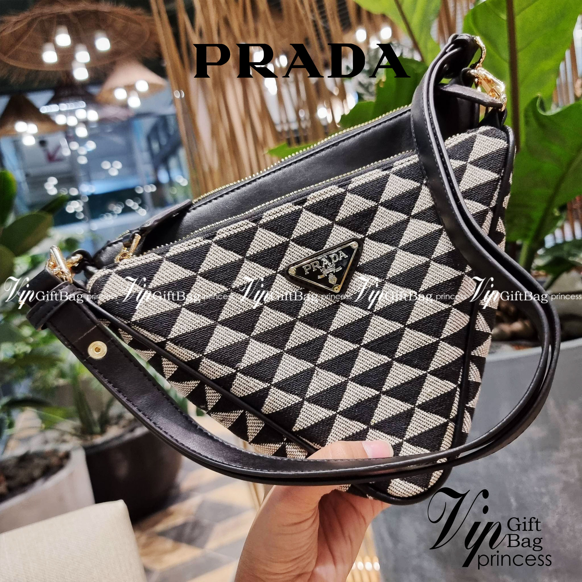 PRADA TRIANGLE BAG ล้ำกว่าใคร ใหม่กว่าใคร ไม่ต้องรอพรีฯ กระเป๋าสะพาย ดีไซน์ทรงสามเหลี่ยม ชิคๆคูลๆ ไม่มีใครเหมือน มีมาให้ถึง 2 ชิ้น วัสดุผ้า jacquard และหนังแท้ สวยคู่ สลับใช้ได้หลากหลายมากๆ เพราะยังมีสายสะพายมาให้อีกถึง 2 เส้น เกี่ยวคู่กันสะพายเท่ๆ หรือแย