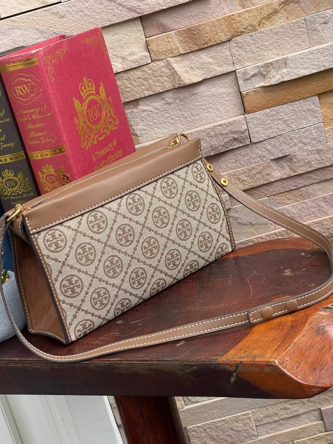 Tory burch t monogram jacquard mini pouchette ปังไม่หยุดกับลวดลาย T Monogram ที่มารังสรรค์ลงบนไอเท็มต่างๆ ในคอลเล็กชั่นต่างๆ สำหรับในรุ่นนี้มาในทรง mini pouchette ที่ได้ดีไซน์น่ารักๆแบบลุคช์ไฮโซ ที่สามารถปรับสายสั้นยาวได้ด้วยกระดุมสแน็ป ต่างออกไปกับคอลเลค