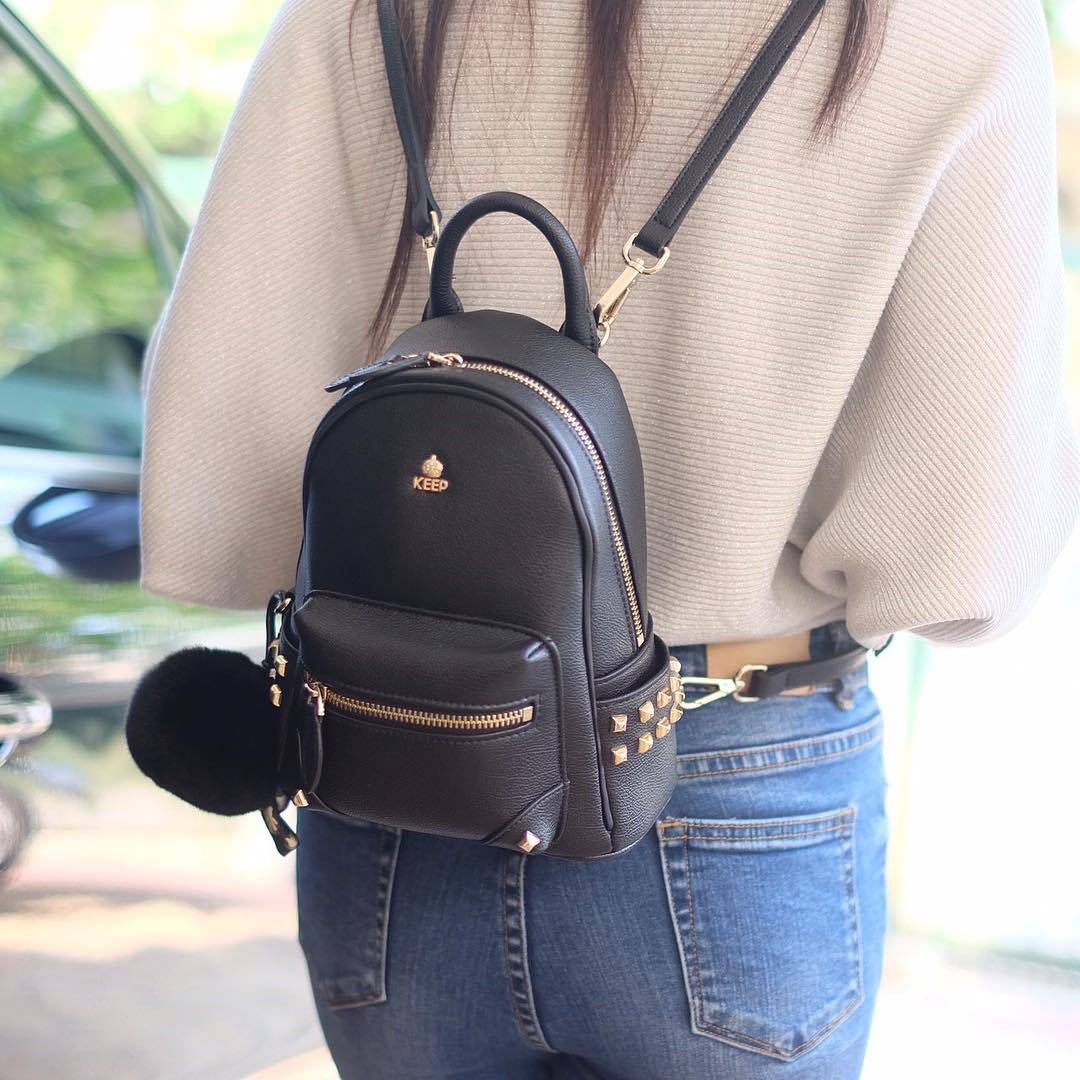 รุ่นใหม่ล่าสุด งานสวยมากๆ การันตีเลย จาก แบรนด์ KEEP รุ่น Duo Sister backpack 🎒 >กระเป๋า หนังวัวแท้ฟอกนาโนเนื้อดี นิ่มมาก ลายหนังชัด ทนทานคะ >น้ำหนักเบา ดีไซด์ ทันสมัย เข้าได้กับทุกชุด >ภายในตัวกระเป๋ามีช่องเก็บของจุกจิก 2 ด้าน กว้าง บุด้