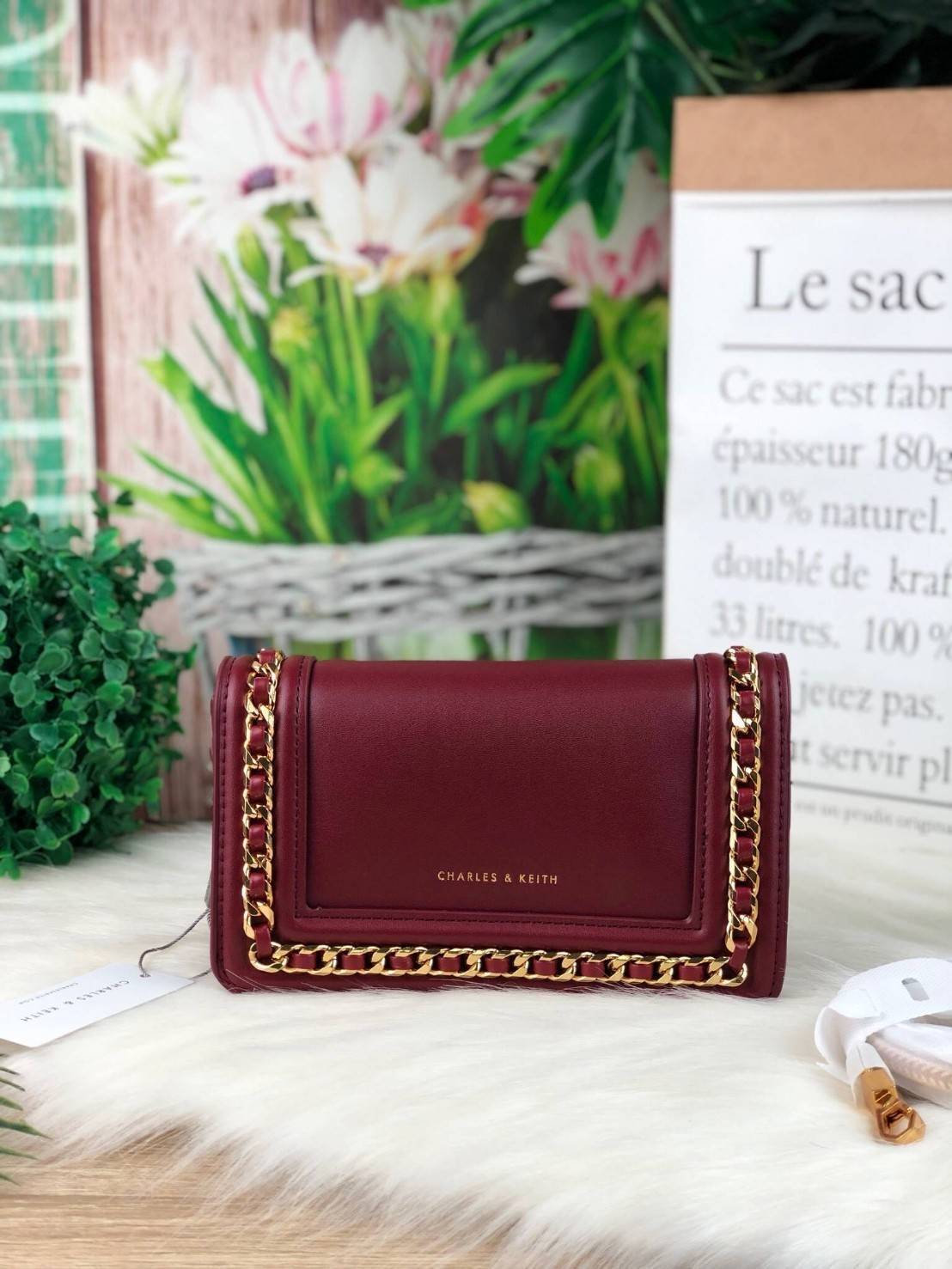 New Collection 2019! CHARLES & KEITH CHAIN RIMMED CLUTCH กระเป๋าสะพายคอลเลคชั่นใหม่ แต่งโซ่รอบกระเป๋าสีทองสวยหรูมากๆ ด้านหน้าปั๊มโลโก้แบรนด์ เปิดปิดด้วยกระดุมแม่เหล็ก ด้านในมีช่องด้านหน้า ช่องใหญ่และช่องซิป 1 ช่อง สามารถใส่โทรศัพท์ iPhone plus ได้ค่า และย