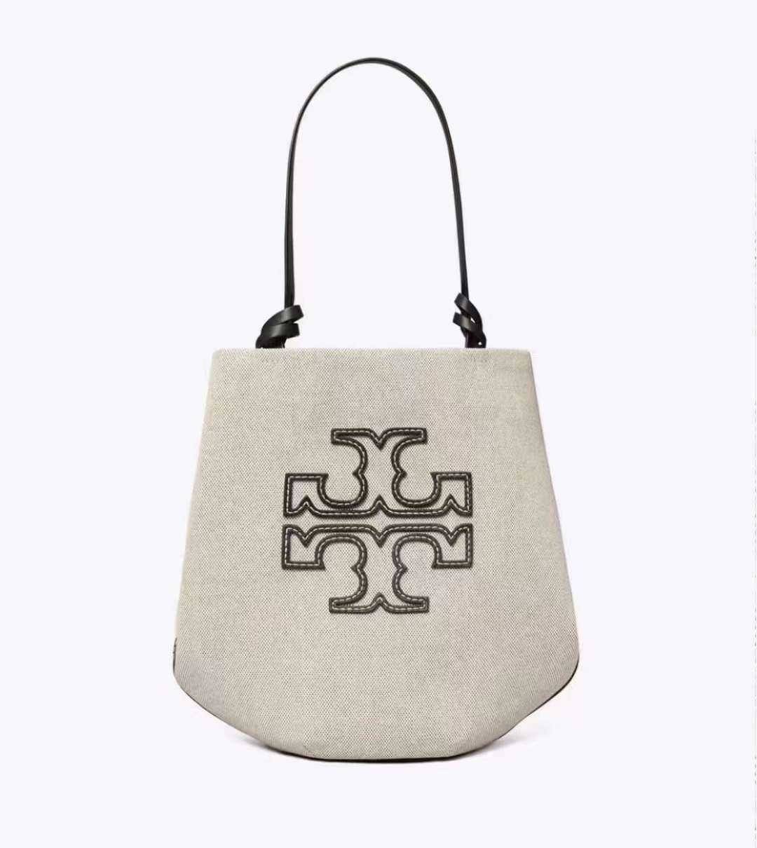 Tory Burch Small Canvas Round Tote กระเป๋าถือหรือสะพายไหล่ วัสดุผ้าcanvas รูปทรงโค้งมน ด้านในโล่ง มี1ช่องซิปและ1ช่องเล็ก น้ำหนักเบา จุของได้เยอะ มาใหม่ล่าสุดไม่ควรพลาดเลยค่า
