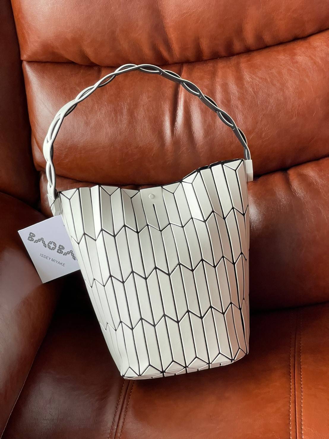 Large : Baobao Issey Miyake Large Bucket กระเป๋าบัคเก็ตขนาดใหญ่สามารถใช้ใส่ร่มพับได้หรือขวดน้ำขนาดเล็กได้ ซีรีย์ใหม่นี้มีจุดเด่นที่แผ่นรูปทรงสี่เหลี่ยมด้านขนานในแนวตั้ง เกิดเป็นรูปทรงสามมิติซึ่งแตกต่างไปจากรูปทรงที่เกิดขึ้นจากแผ่นสามเหลี่ยม หูหิ้วสามารถขย