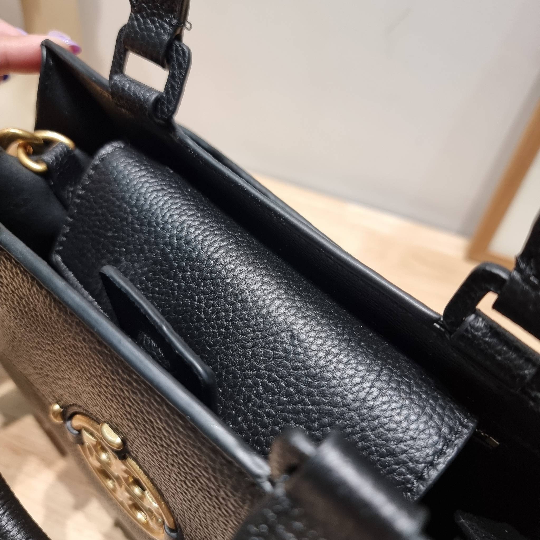 TORY BURCH MILLER TOP HANDLE SATCHEL ใหม่ล่าสุด กับกระเป๋าสะพายรุ่นยอดนิยม ที่มาในดีไซน์ top handle ให้สะดวกใช้ได้มากขึ้นด้วยหูจับในตัว โดดเด่นด้วยโลโก้สีทอง