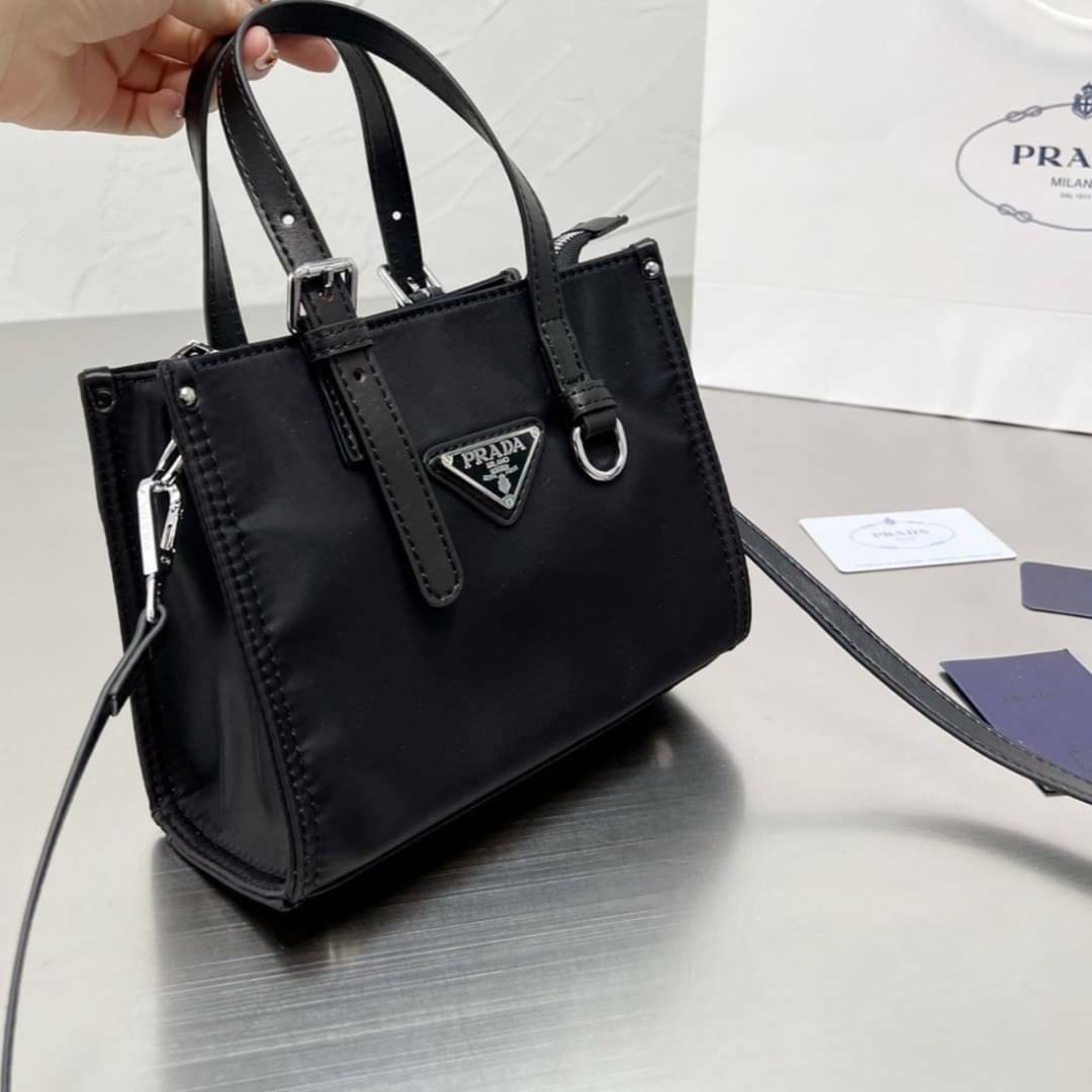 VIP 🥂 PRADA NYLON TOTE BAG 8" กระเป๋าถือหรือสะพาย วัสดุ Nylon เนื้อหนาคุณภาพดีตามแบบฉบับแบรนด์ด้านหน้าประดับโลโก้หรู จุของใช้ได้เยอะ น้ำหนักเบา งานตัวจริงสวยมากน่าใช้สุดๆค่ะ รีบจับจองด่วน ไอเท็มนี้พลาดไม่ได้จริงๆค่ะ!
