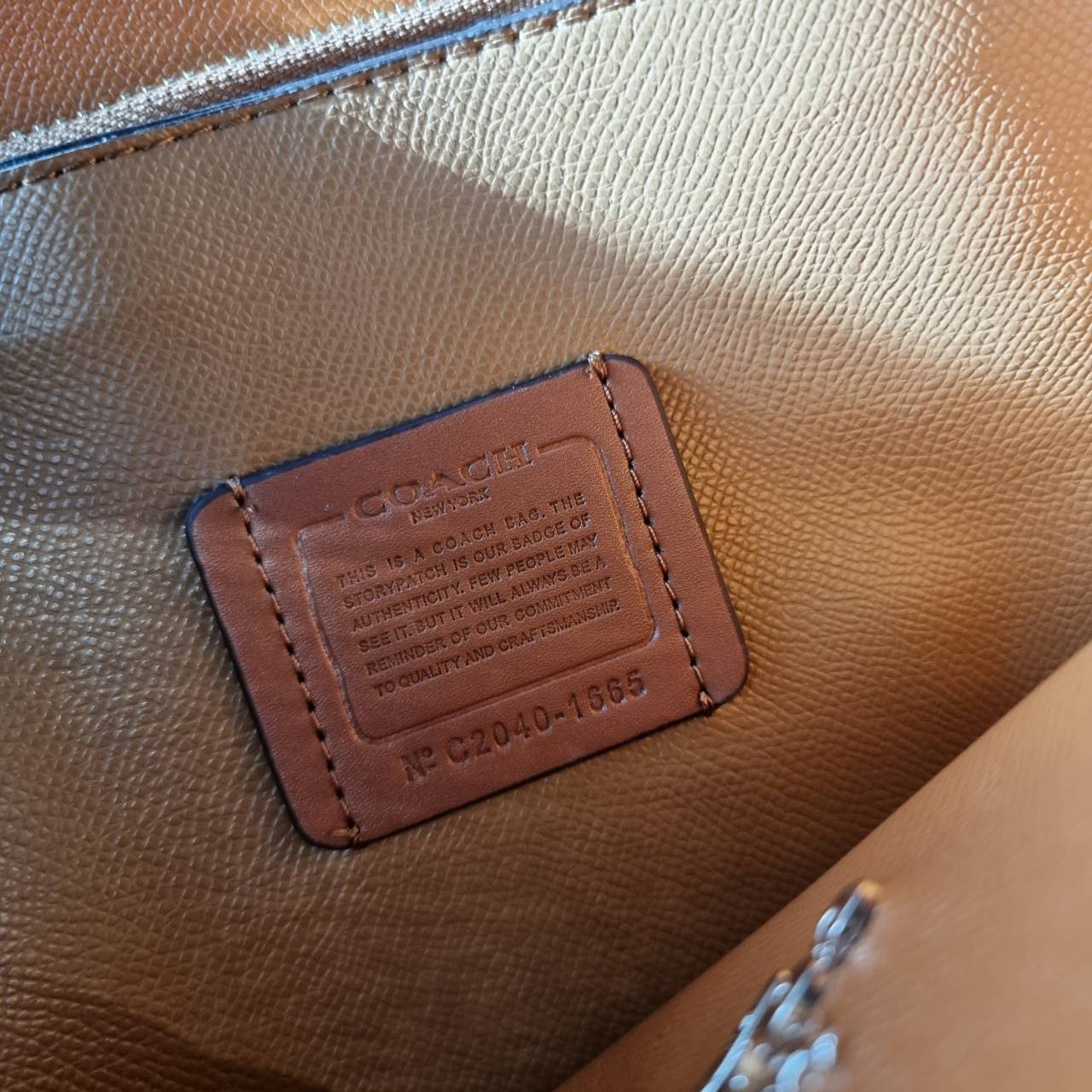 COACH 1665 MOLLIE TOTE IN SIGNATURE CANVAS กระเป๋าโท้ทใบใหญ่ ไม่ต้องกลัวของหล่นหายอีกต่อไป!! ทรงสวยใส่ของได้เยอะจริงๆ สีนี้คือคุณหนูหรูจัดมาก!! วัสดุหนังแคนวาสเคลือบลาย ภายในโล่งกว้าง มีช่องซิปกลางใส่ของได้อีก สะพายใบนี้ไปต่างจังหวัดได้สบายๆ ตอบโจทย์สาวๆท