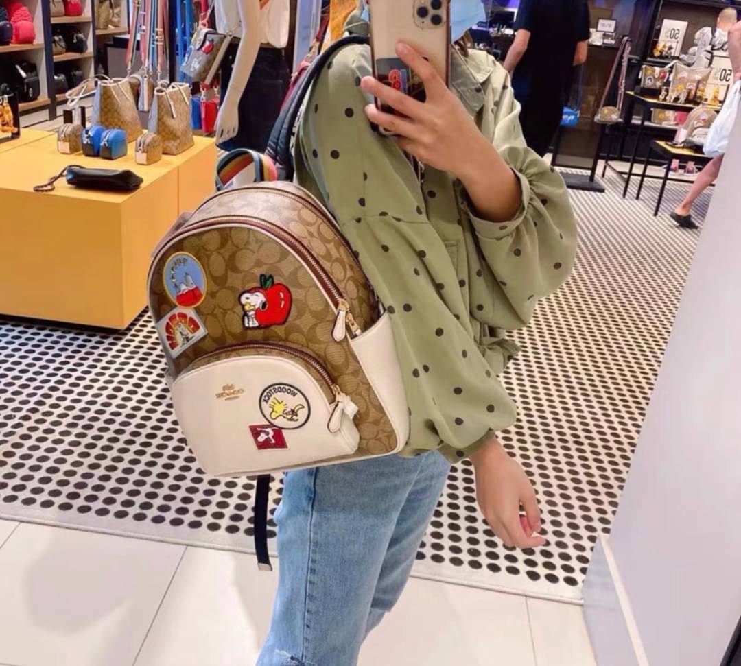 Coach X Peanuts Court Backpack In Signature Canvas With Varsity Patches เป้รุ่นลิมิเต็ดสุดหายาก!! คิ้วท์ๆ น่ารักน่าใช้มากๆ ด้วยดีไซน์ที่โดดเด่น 🎒💓 วัสดุหนังแคนวาสคุณภาพดี มีช่องซิปแยกให้หลายช่อง สายสะพายปรับได้ตามถนัด รุ่นนี้ขับผิวดีมากๆ ถ
