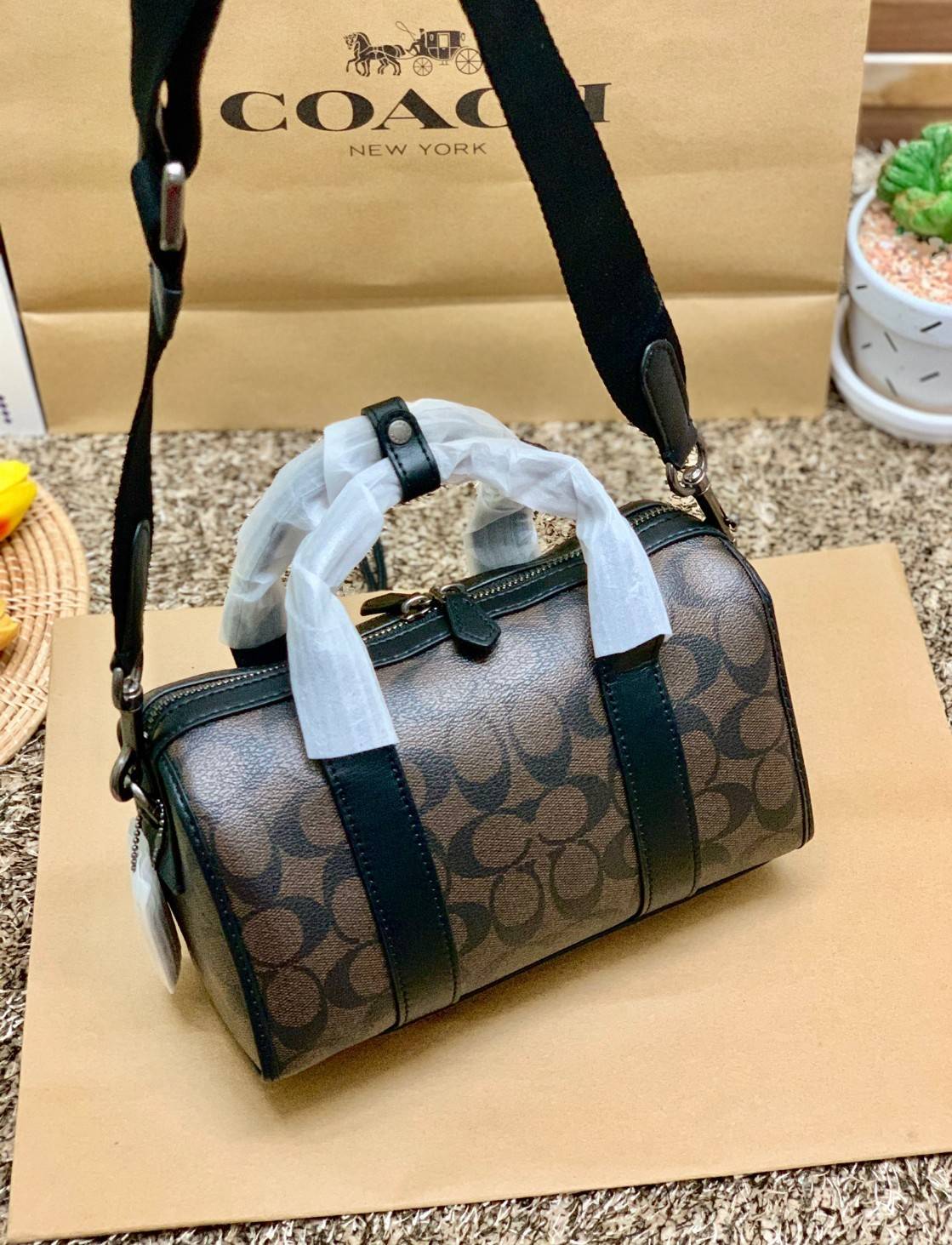 COACH GOTHAM DUFFLE 24 IN SIGNATURE CANVAS CA186 พร้อมส่ง กระเป๋าทรงหมอนรุ่นใหม่บ่าสุดปี 2022 รุ่นนี้สามารถใช้ได้ทั้งชาย//หญิง หนังแท้อย่างดี นิ่มทรงสวย มากๆค่ะ เปิด-ปิดกระเป๋าแบบซิปคู่ด้านบนมีกระดุมรวบหูหิ้วให้ด้วยนะคะ ภายในกระเป๋าสามารถใส่สัมภาระที่จำเป