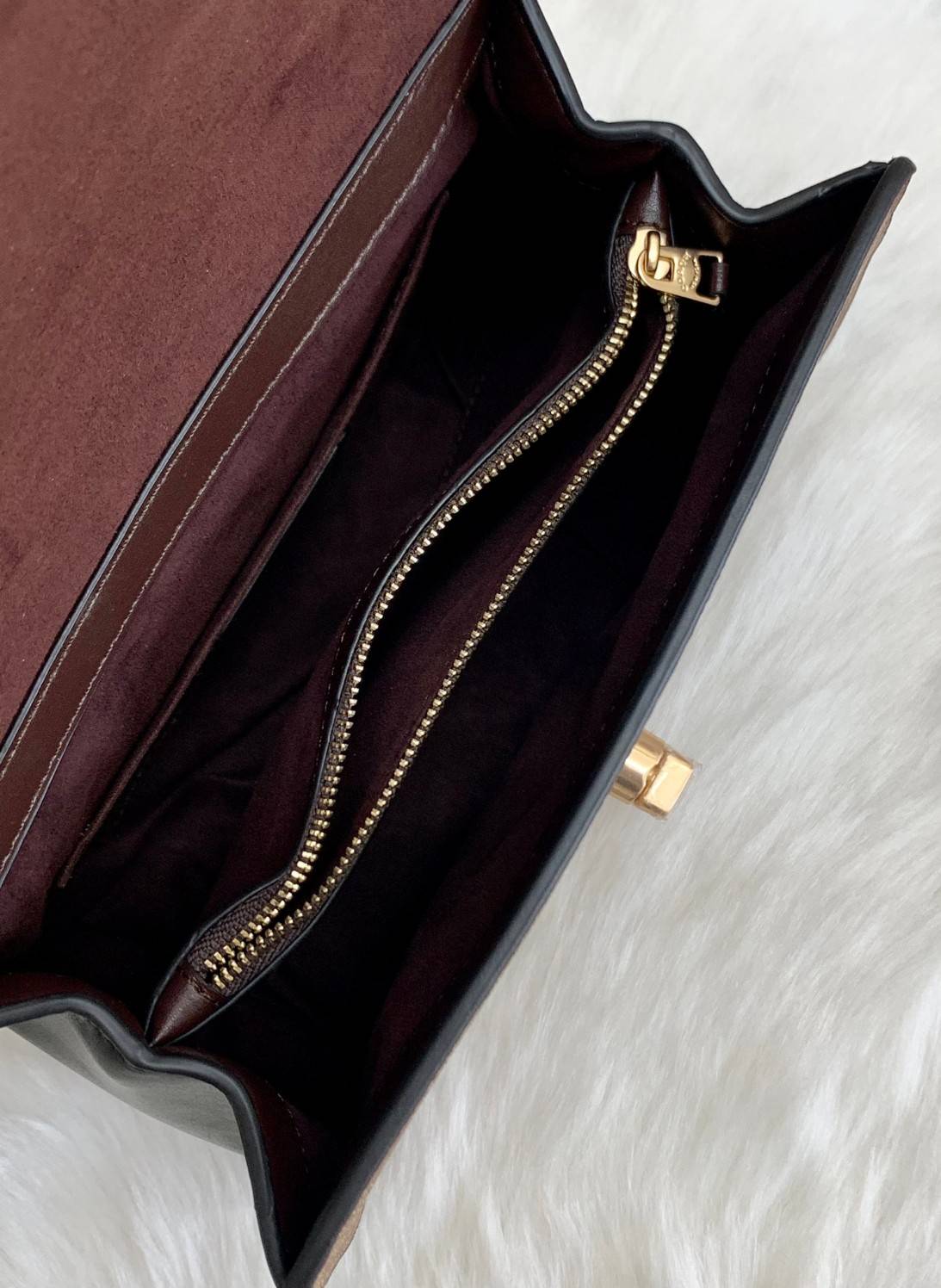 สวย หรู ดูดี รุ่นนี้กัยเลยค่า!! COACH TILLY TOP HANDLE SATCHEL IN SIGNATURE ((76620)) พร้อมส่งความสวย ห้ามพลาดค่ะ! กระเป๋าหิ้ว//คล้องมือ//สะพายข้างได้ ทรงสวย หนังแท้เรียบ+ลายCได้สวยงามค่ะ เปิดปิดกระเป๋าแบบหมุนล็อค ภายในมีช่องหลักใส่ของ2ช่อง สามารถใส่กระเป