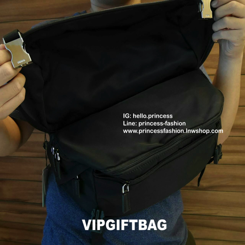PRADA VIP GIFT NYLON CROSSBODY BAG สำหรับท่านผู้ชาย กับกระเป๋าสะพายข้าง ทรงสวย ใบใหญ่ วัสดุผ้า nylon คุณภาพดี กันน้ำ100% มาพร้อมป้ายโลโก้แบรนด์โลหะ ตอบโจทย์ทุกไลฟ์สไตล์ ตัวกระเป๋าอะไหล่เงินมีช่องซิปด้านนอก2ช่อง ด้านในมีช่องซิป และช่องใส่ของหลายช่องใส่ของไ