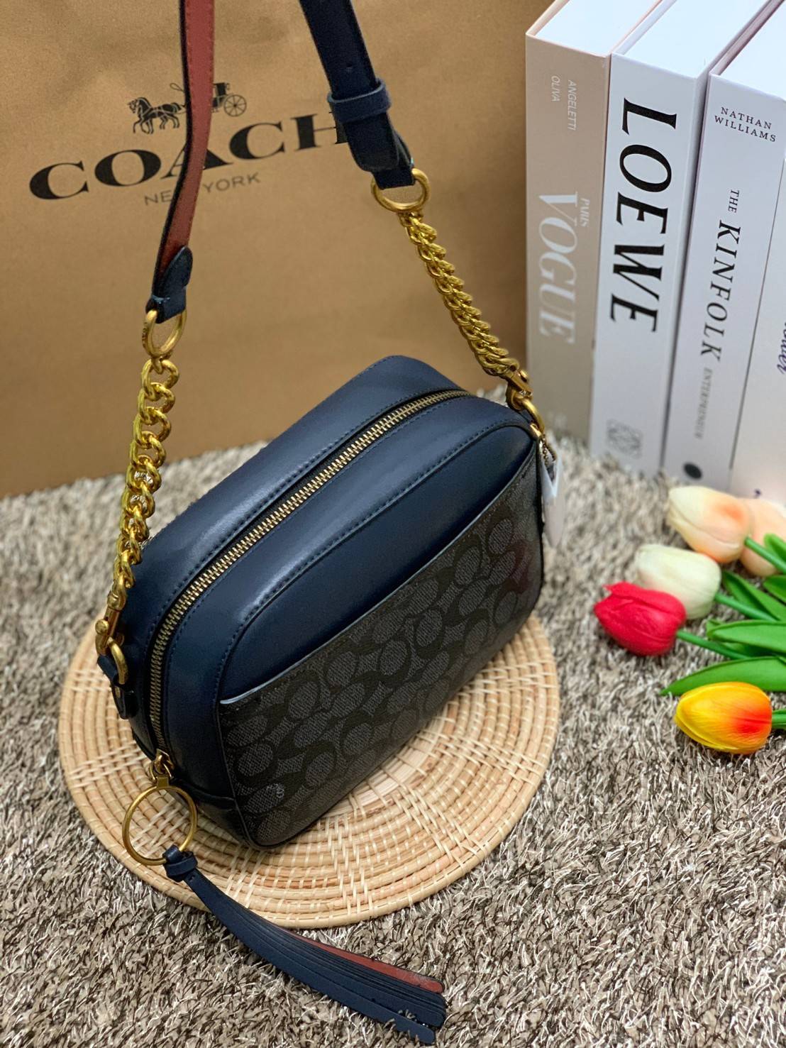 สินค้าขายดี พร้อมสีใหม่ 3สี ในไทยยังไม่มีค่ะ !! COACH SIGNATURE CROSSBODY BOX BAG ((F31208)) กระเป๋าสะพายวัสดุหนังแท้ จาก coach factory outlet หนังนิ่ม ทรงสวย ตัวกระเป๋าลายแบรนด์ ตัดขอบหนังเรียบได้สวยงามค่ะ ด้านหน้า-หลัง มีช่องสำหรับใส่ของ เปิดปิดกระเป๋าแ