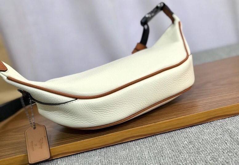 ของแท้ 💯% Coach Micky Mouse Disney Chest Bag 3747 collection Japan Limited Edition Women’s Full Leather กระเป๋าสะพายคาดอก/เอว ขนาดพอเหมาะ ใส่มือถือ iphone+ เปิดปิดด้วยซิป ด้านหน้ามี Logo mickey mouse